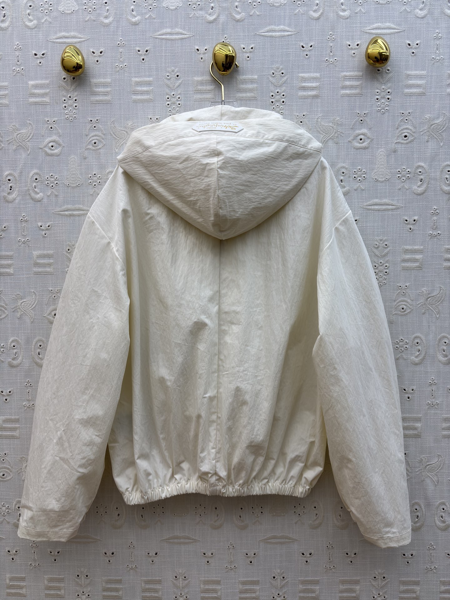 Sch 26早春 异形扣米白连帽夹克 太有辨识度了 异形扣眼睛饰扣点缀 拉链设计利落又时髦 独特的领口版