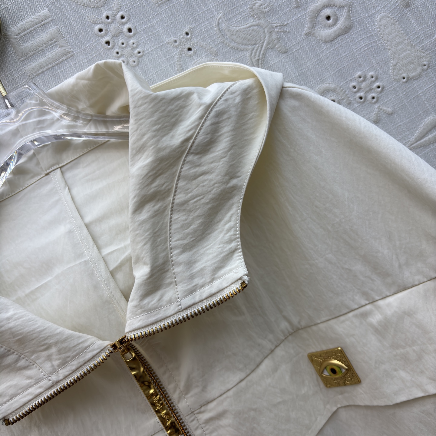 Sch 26早春 异形扣米白连帽夹克 太有辨识度了 异形扣眼睛饰扣点缀 拉链设计利落又时髦 独特的领口版