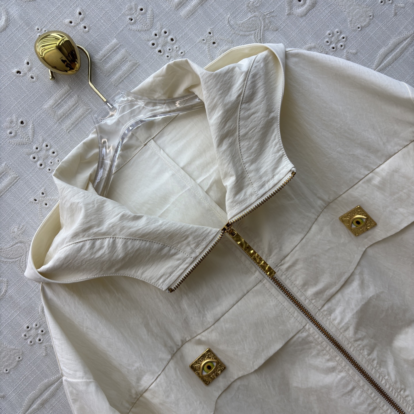 Sch 26早春 异形扣米白连帽夹克 太有辨识度了 异形扣眼睛饰扣点缀 拉链设计利落又时髦 独特的领口版