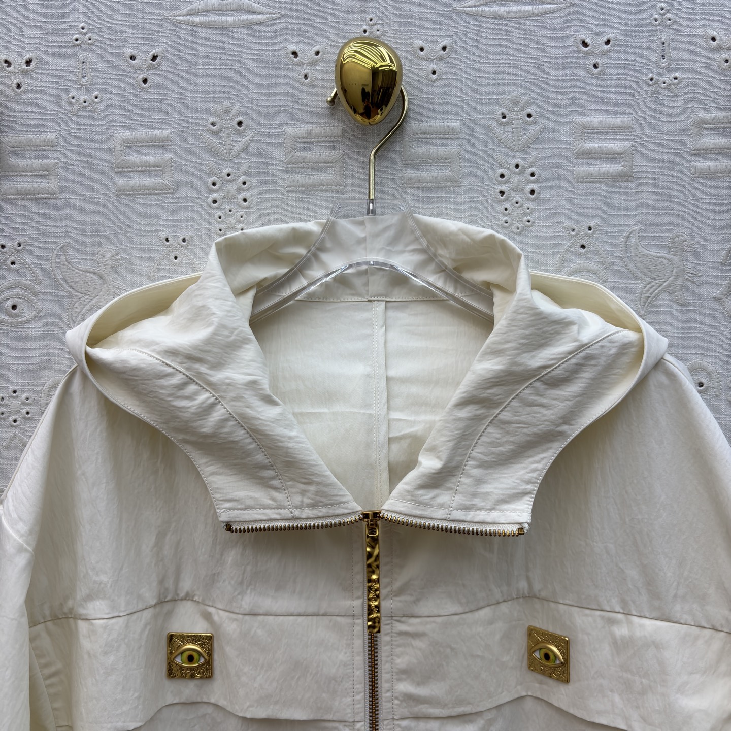 Sch 26早春 异形扣米白连帽夹克 太有辨识度了 异形扣眼睛饰扣点缀 拉链设计利落又时髦 独特的领口版