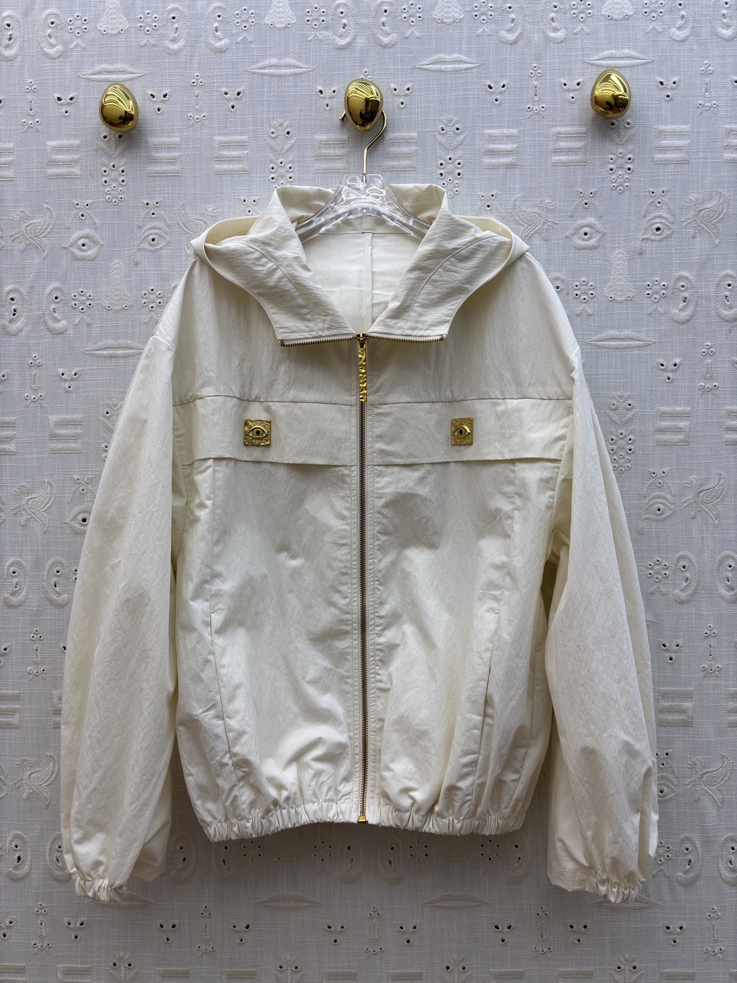 Sch 26早春 异形扣米白连帽夹克 太有辨识度了 异形扣眼睛饰扣点缀 拉链设计利落又时髦 独特的领口版