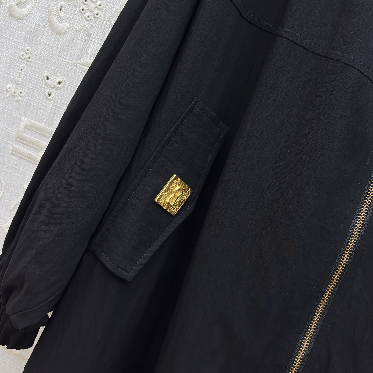 Sch 26早春 金匙扣高阶质感拉链式风衣 解锁秋日穿搭格调 黑金撞色自带奢感 利落廓形藏肉显瘦 金属拉