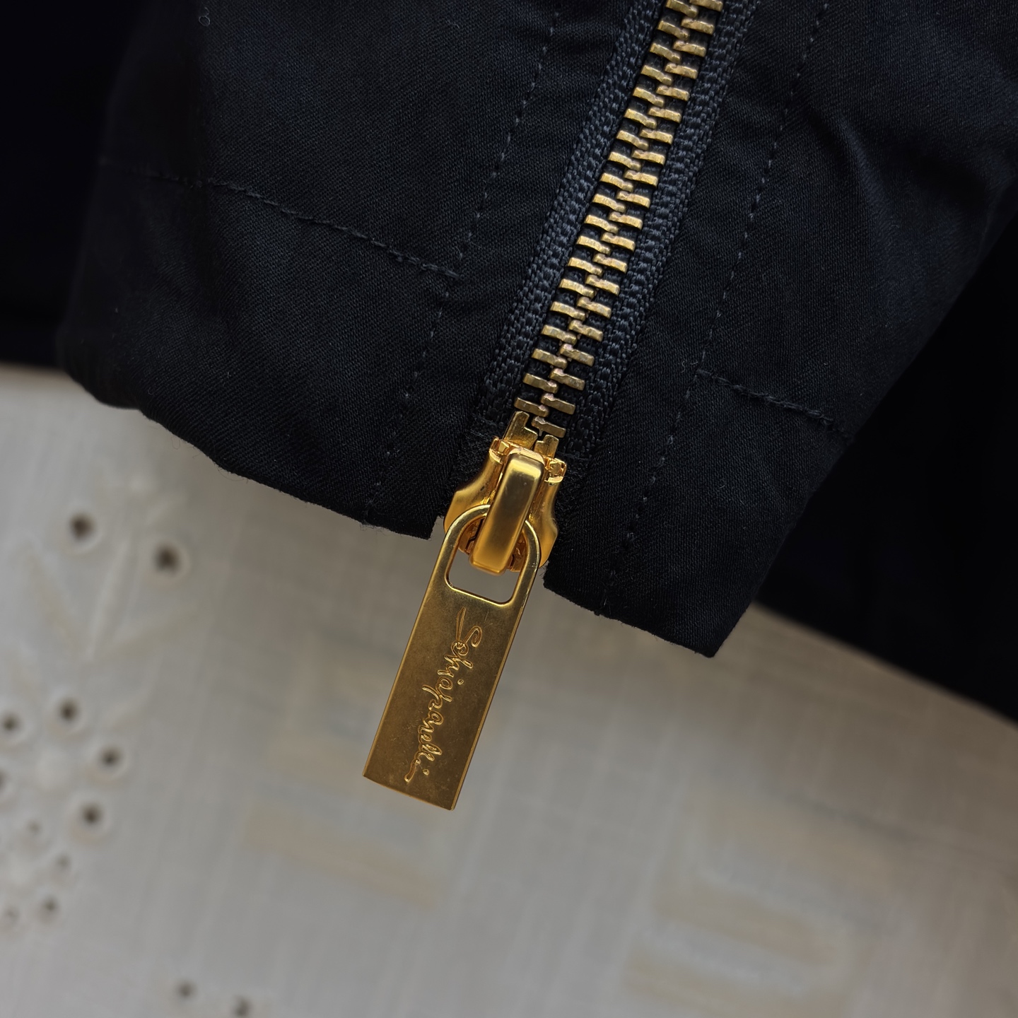 Sch 26早春 金匙扣高阶质感拉链式风衣 解锁秋日穿搭格调 黑金撞色自带奢感 利落廓形藏肉显瘦 金属拉