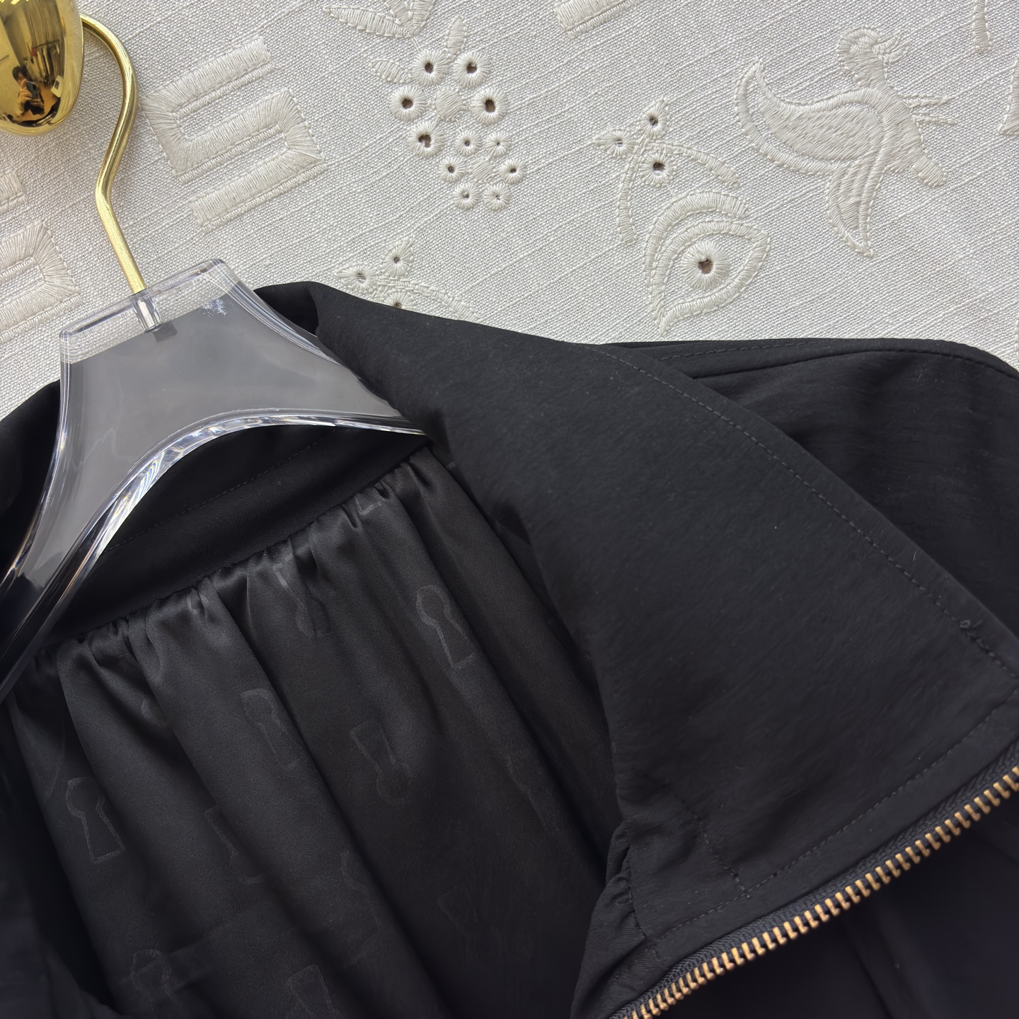 Sch 26早春 金匙扣高阶质感拉链式风衣 解锁秋日穿搭格调 黑金撞色自带奢感 利落廓形藏肉显瘦 金属拉