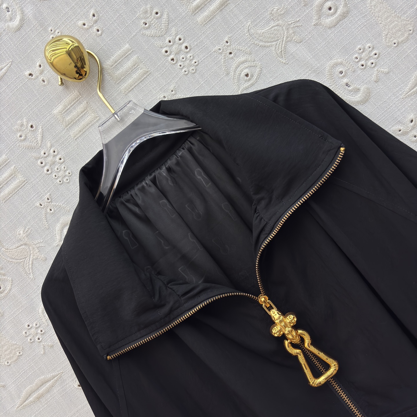 Sch 26早春 金匙扣高阶质感拉链式风衣 解锁秋日穿搭格调 黑金撞色自带奢感 利落廓形藏肉显瘦 金属拉