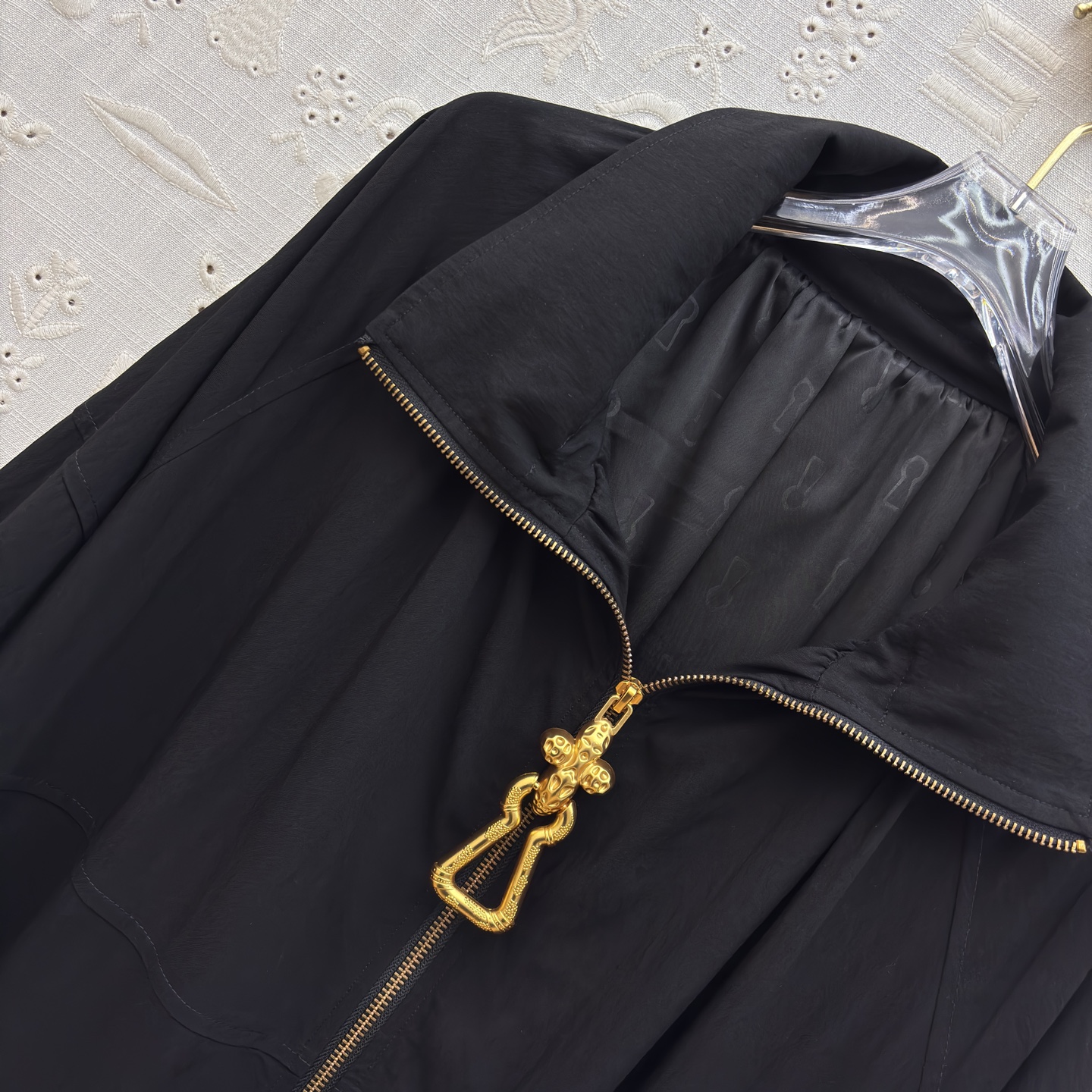 Sch 26早春 金匙扣高阶质感拉链式风衣 解锁秋日穿搭格调 黑金撞色自带奢感 利落廓形藏肉显瘦 金属拉