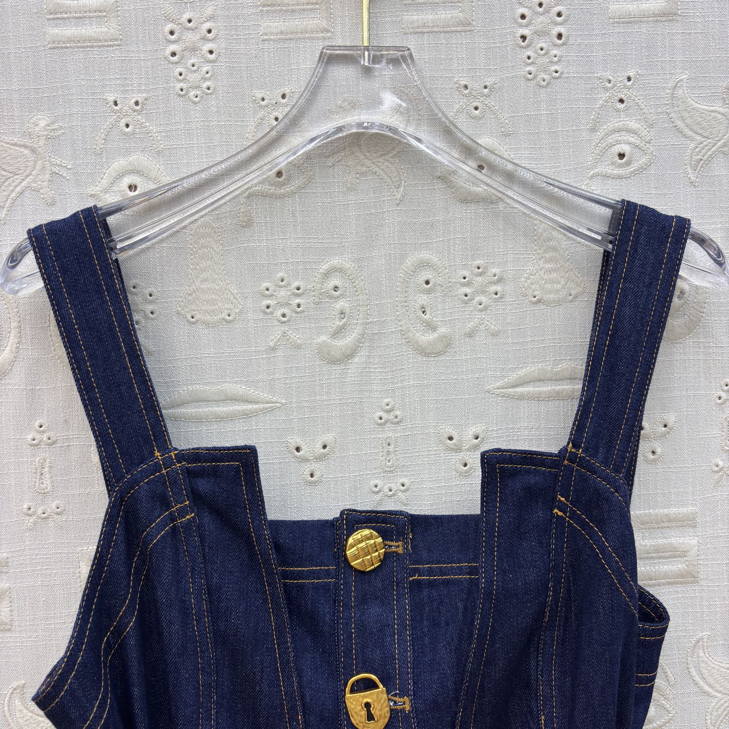 Sch藏青牛仔背心连衣裙 方领勾勒出优美锁骨线 前排的金属纽扣带着一丝复古的高级感 腰间系带轻轻一收，便