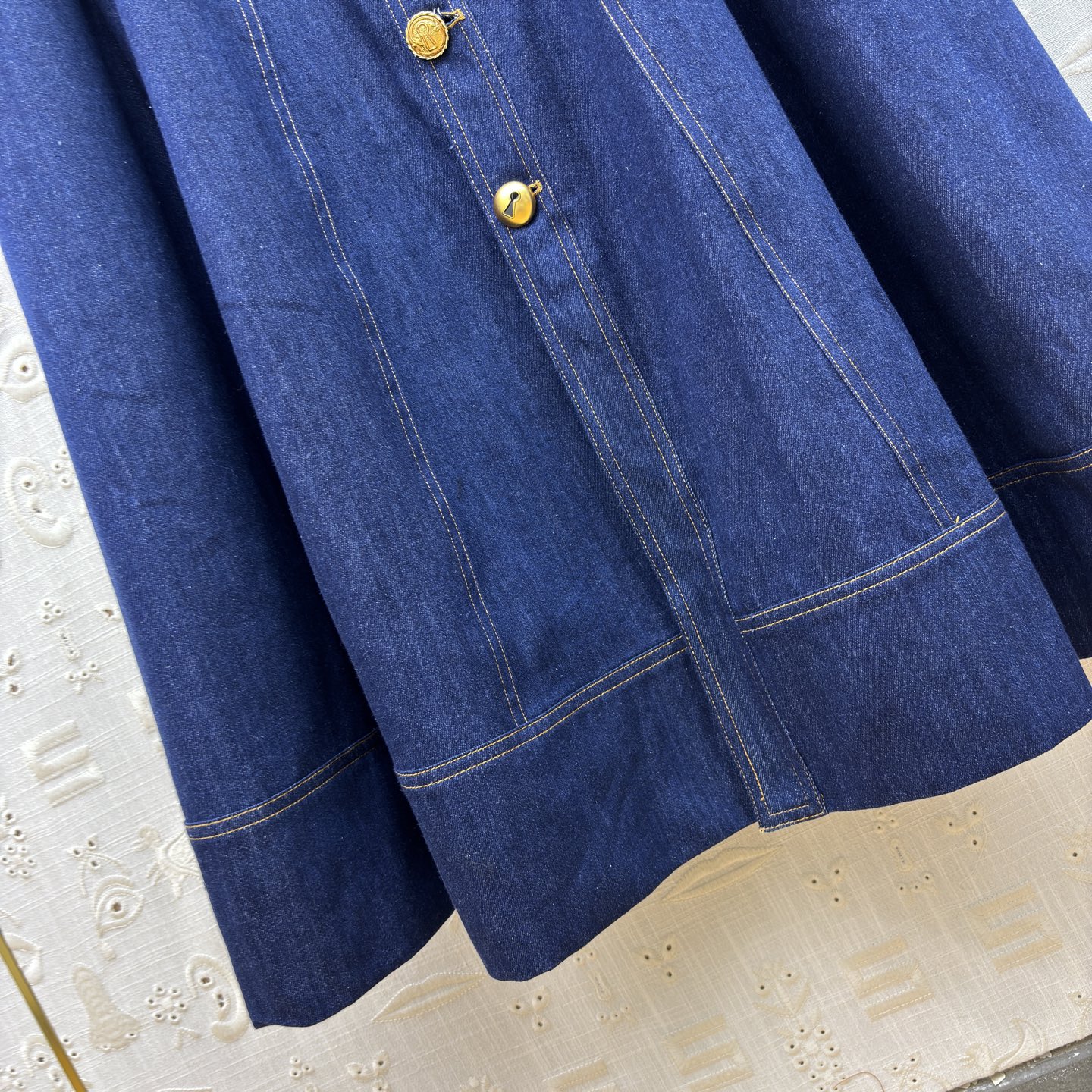 Sch藏青牛仔背心连衣裙 方领勾勒出优美锁骨线 前排的金属纽扣带着一丝复古的高级感 腰间系带轻轻一收，便