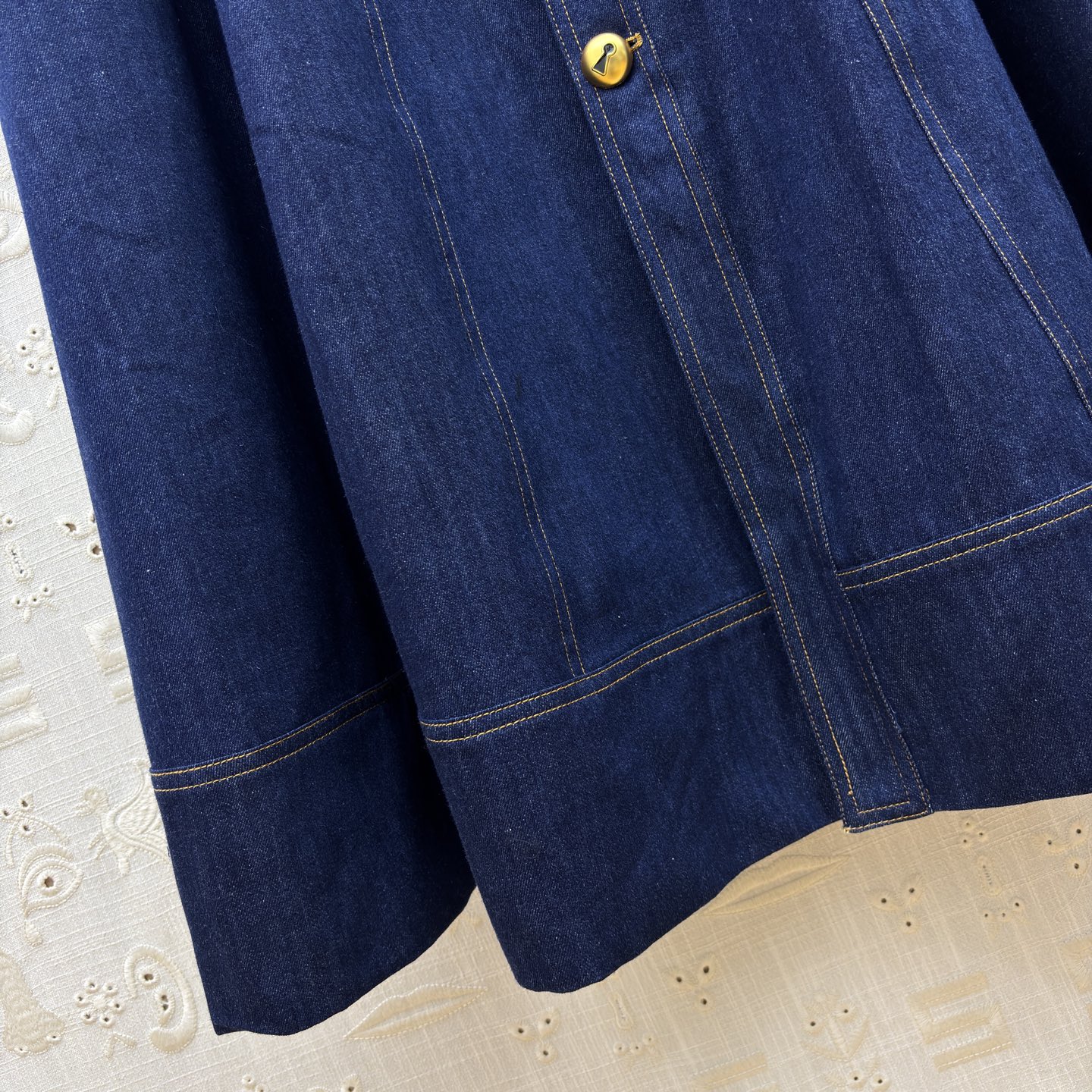 Sch藏青牛仔背心连衣裙 方领勾勒出优美锁骨线 前排的金属纽扣带着一丝复古的高级感 腰间系带轻轻一收，便