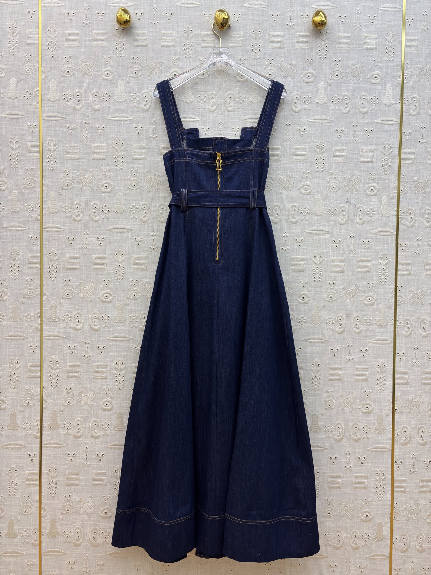 Sch藏青牛仔背心连衣裙 方领勾勒出优美锁骨线 前排的金属纽扣带着一丝复古的高级感 腰间系带轻轻一收，便