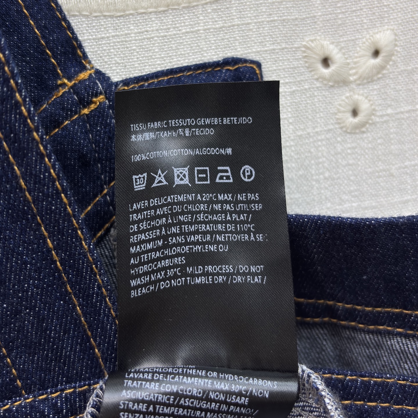 Sch藏青牛仔背心连衣裙 方领勾勒出优美锁骨线 前排的金属纽扣带着一丝复古的高级感 腰间系带轻轻一收，便