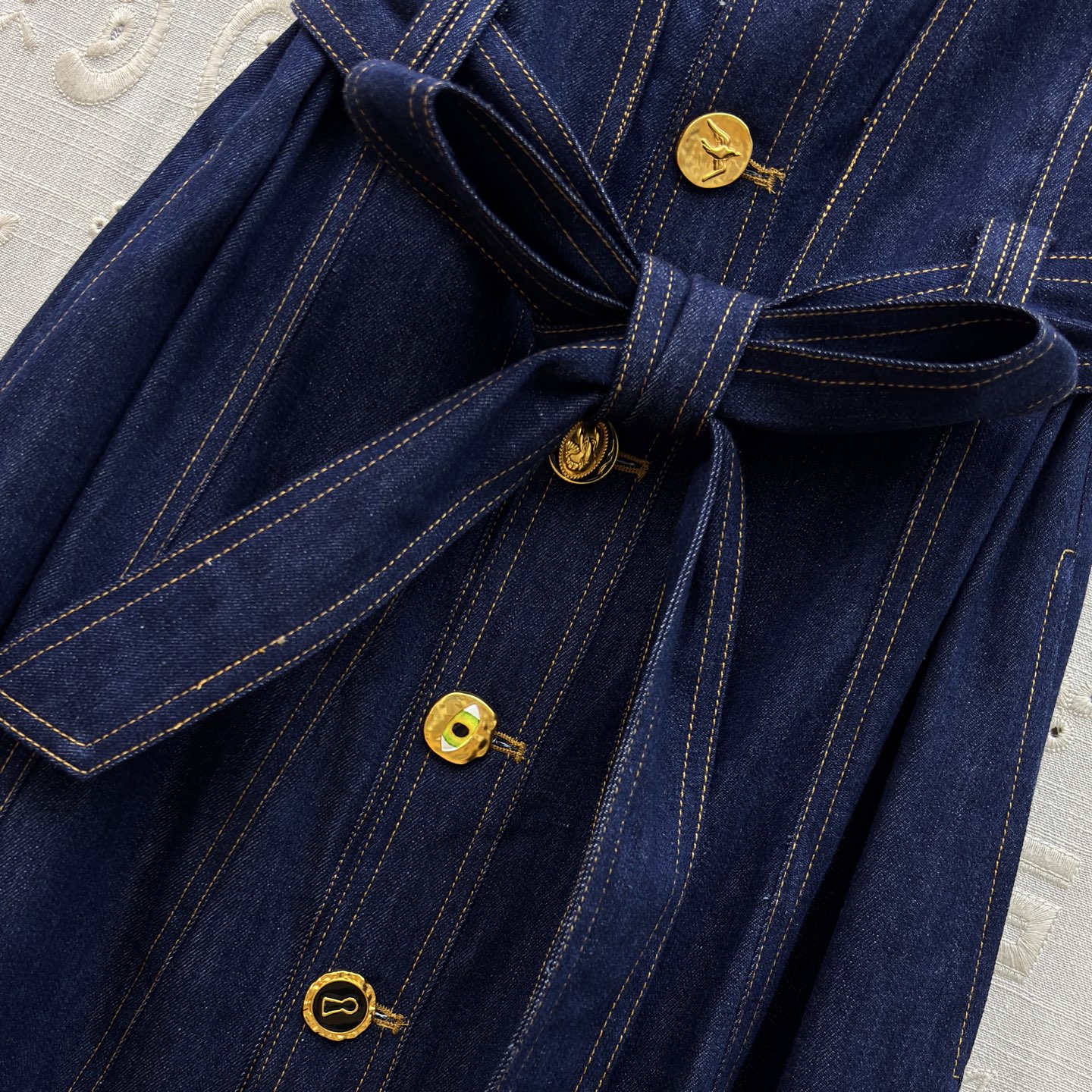 Sch藏青牛仔背心连衣裙 方领勾勒出优美锁骨线 前排的金属纽扣带着一丝复古的高级感 腰间系带轻轻一收，便