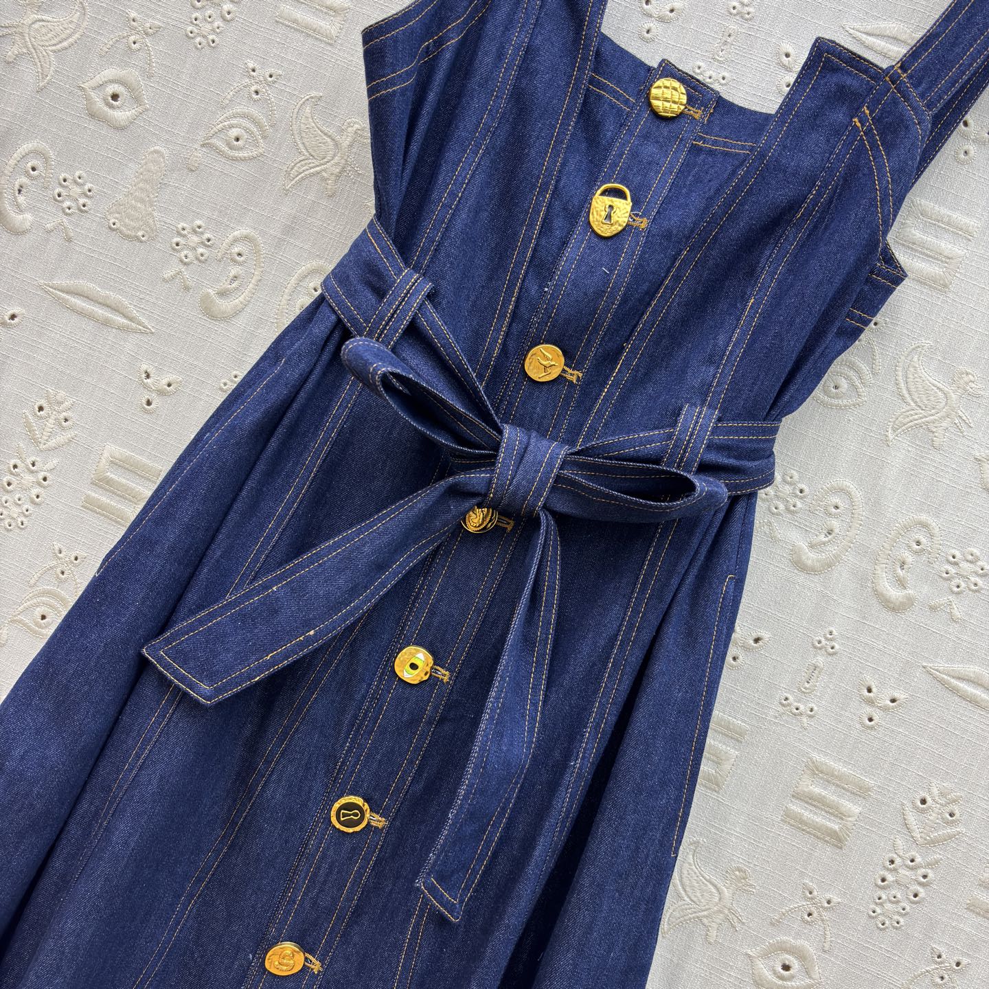 Sch藏青牛仔背心连衣裙 方领勾勒出优美锁骨线 前排的金属纽扣带着一丝复古的高级感 腰间系带轻轻一收，便