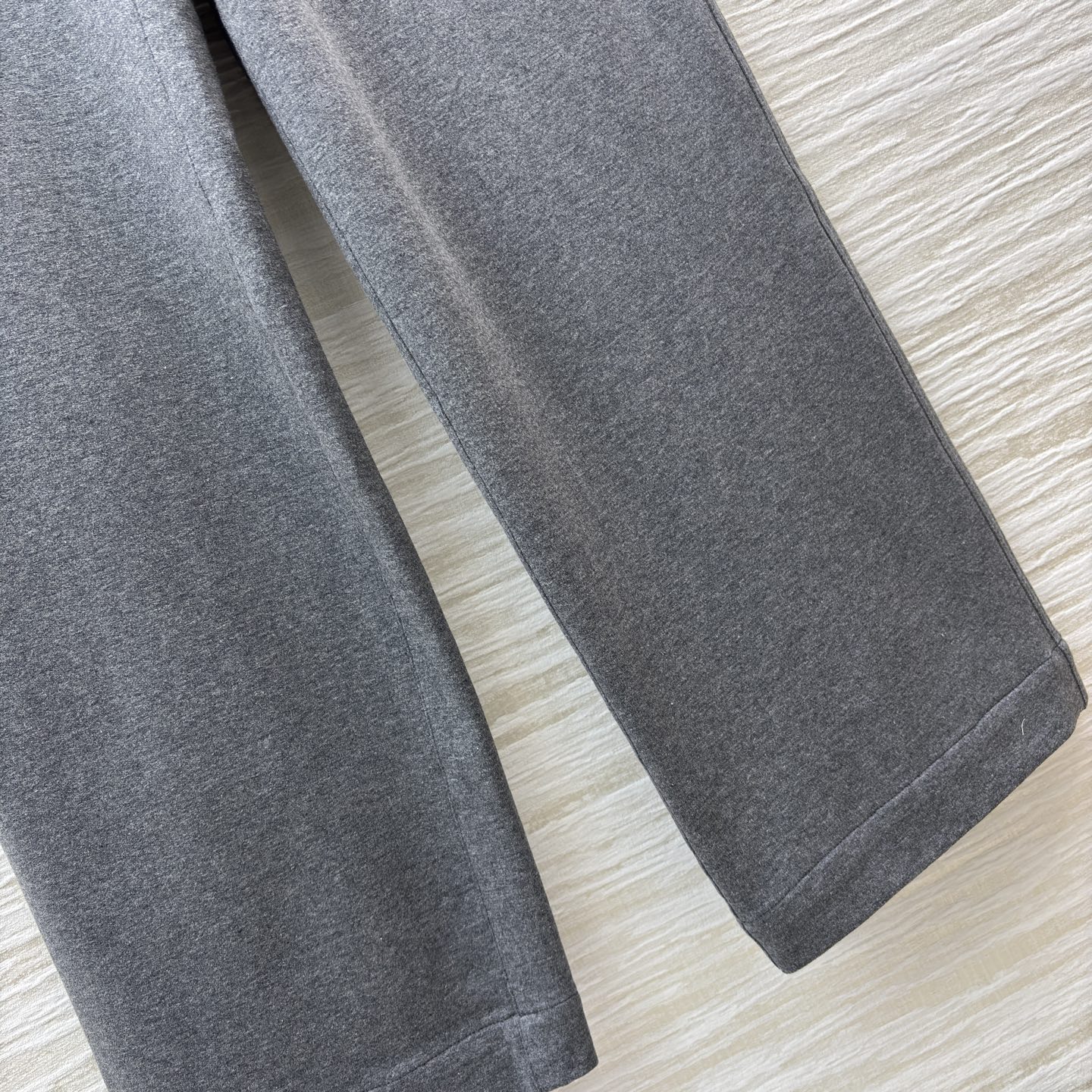 Bc26春夏季新品 灰色弹力棉质阔腿裤 一眼就会喜欢它上身的腔调感 版型都太好看了 静谧的高级灰色 沉稳