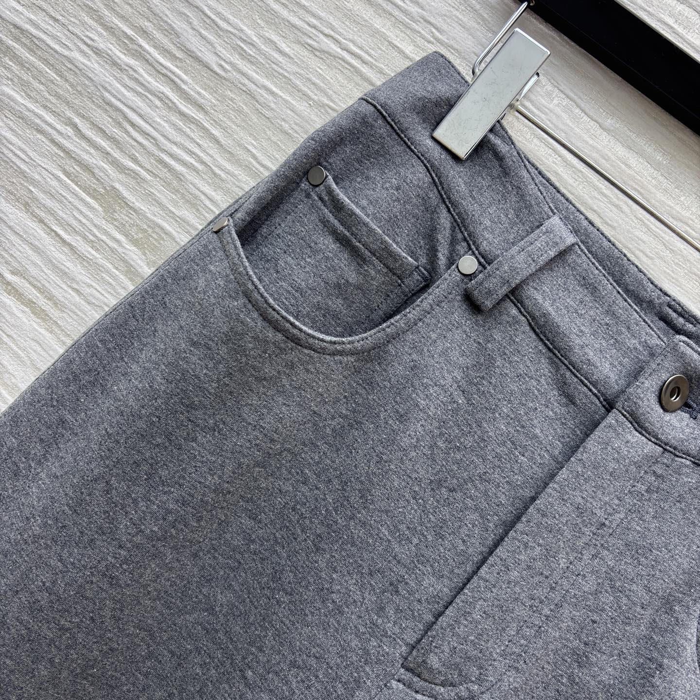 Bc26春夏季新品 灰色弹力棉质阔腿裤 一眼就会喜欢它上身的腔调感 版型都太好看了 静谧的高级灰色 沉稳