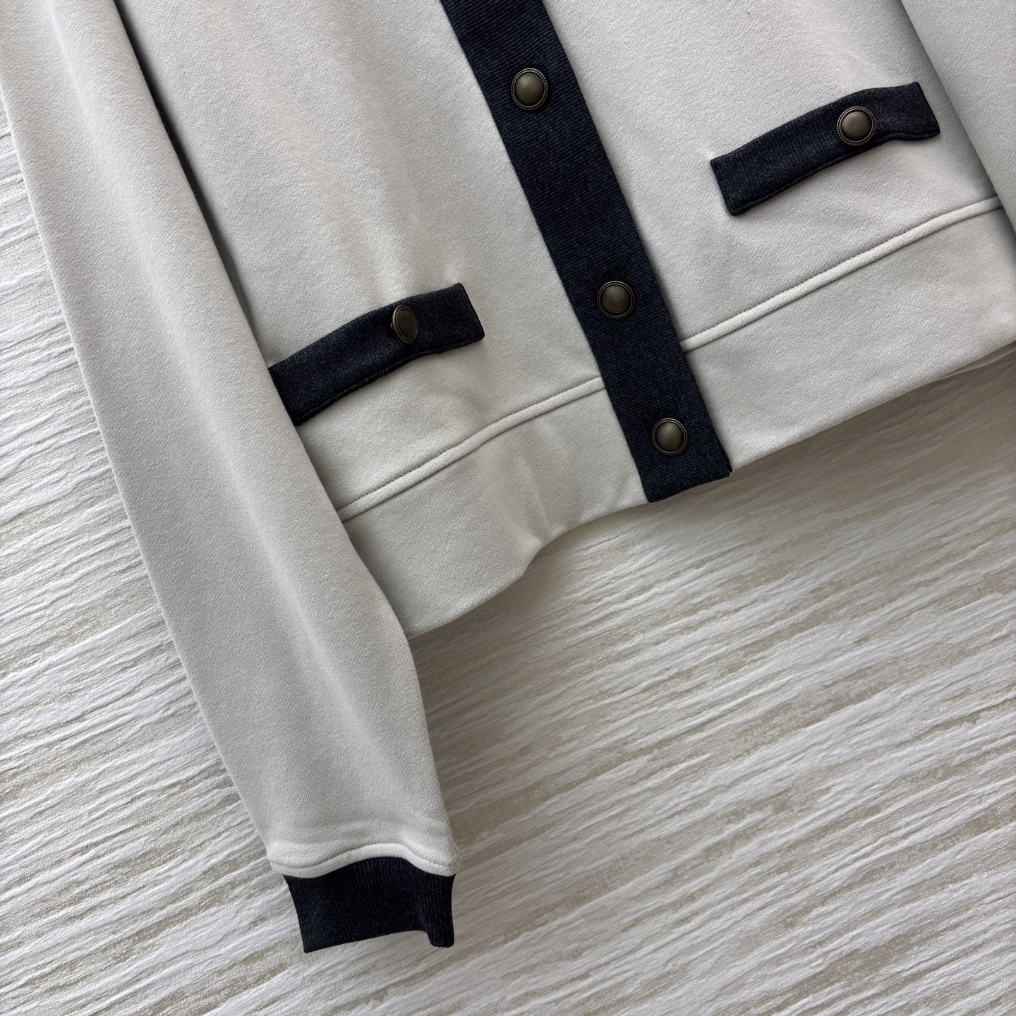 Bc26春季 撞色边卫衣开衫外套 棉质开衫式运动卫衣设计 格调优雅的单品 金属纽扣经过手工工艺处理 呈现