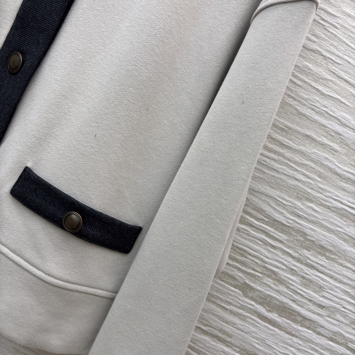 Bc26春季 撞色边卫衣开衫外套 棉质开衫式运动卫衣设计 格调优雅的单品 金属纽扣经过手工工艺处理 呈现