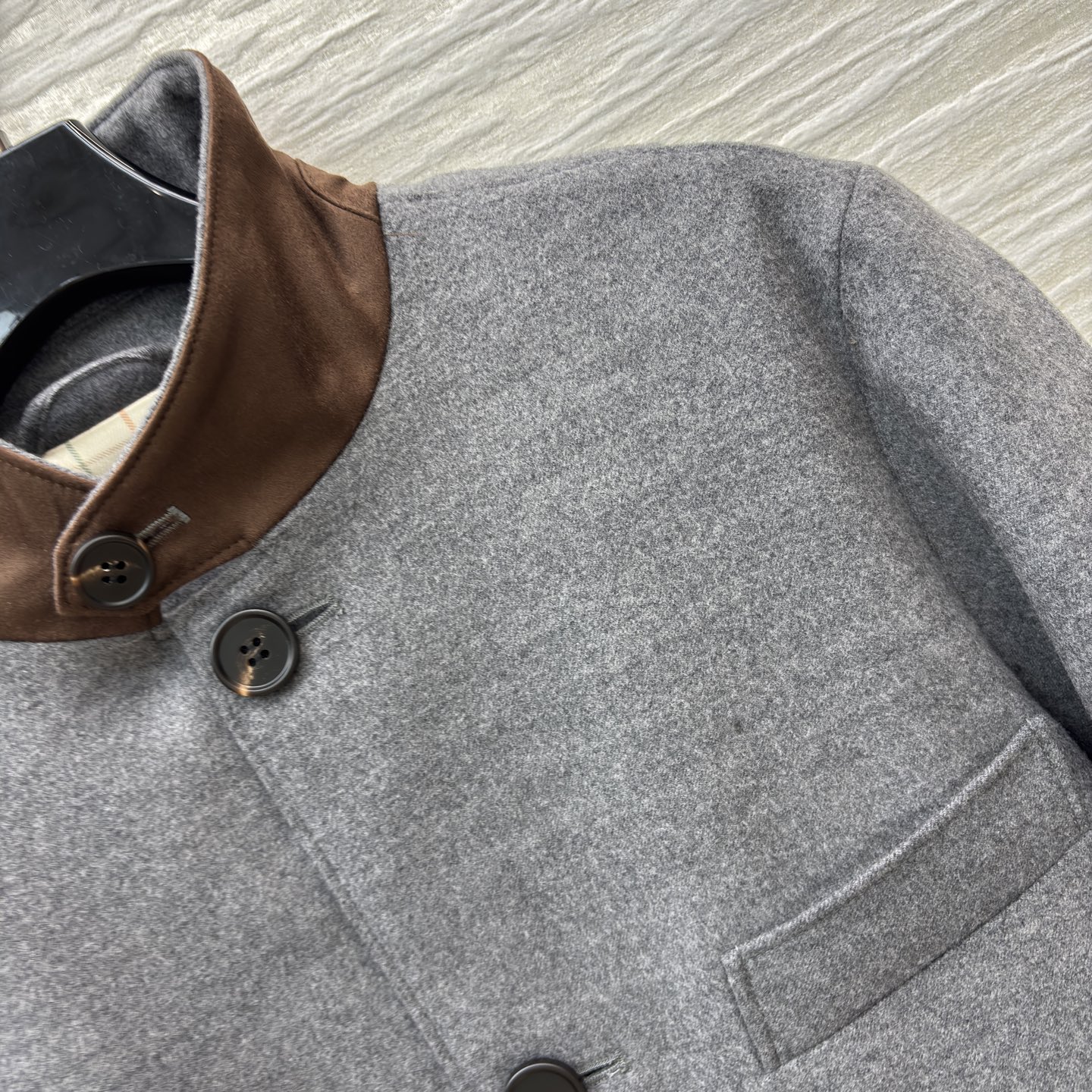L早春 深灰色质感松弛老钱风羊毛混纺立领夹克 格纹内里麂皮立领 羊毛天丝混纺面料 柔软亲肤 触感如云，垂