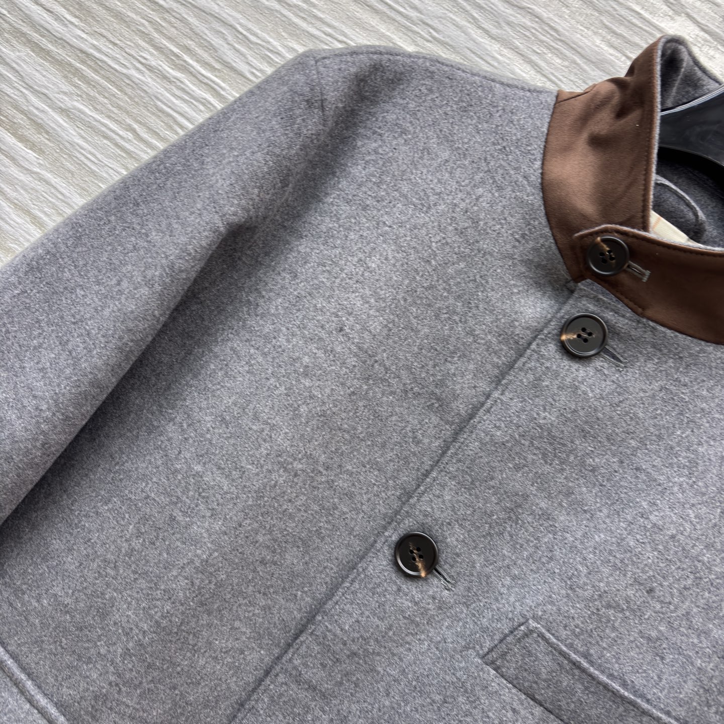 L早春 深灰色质感松弛老钱风羊毛混纺立领夹克 格纹内里麂皮立领 羊毛天丝混纺面料 柔软亲肤 触感如云，垂