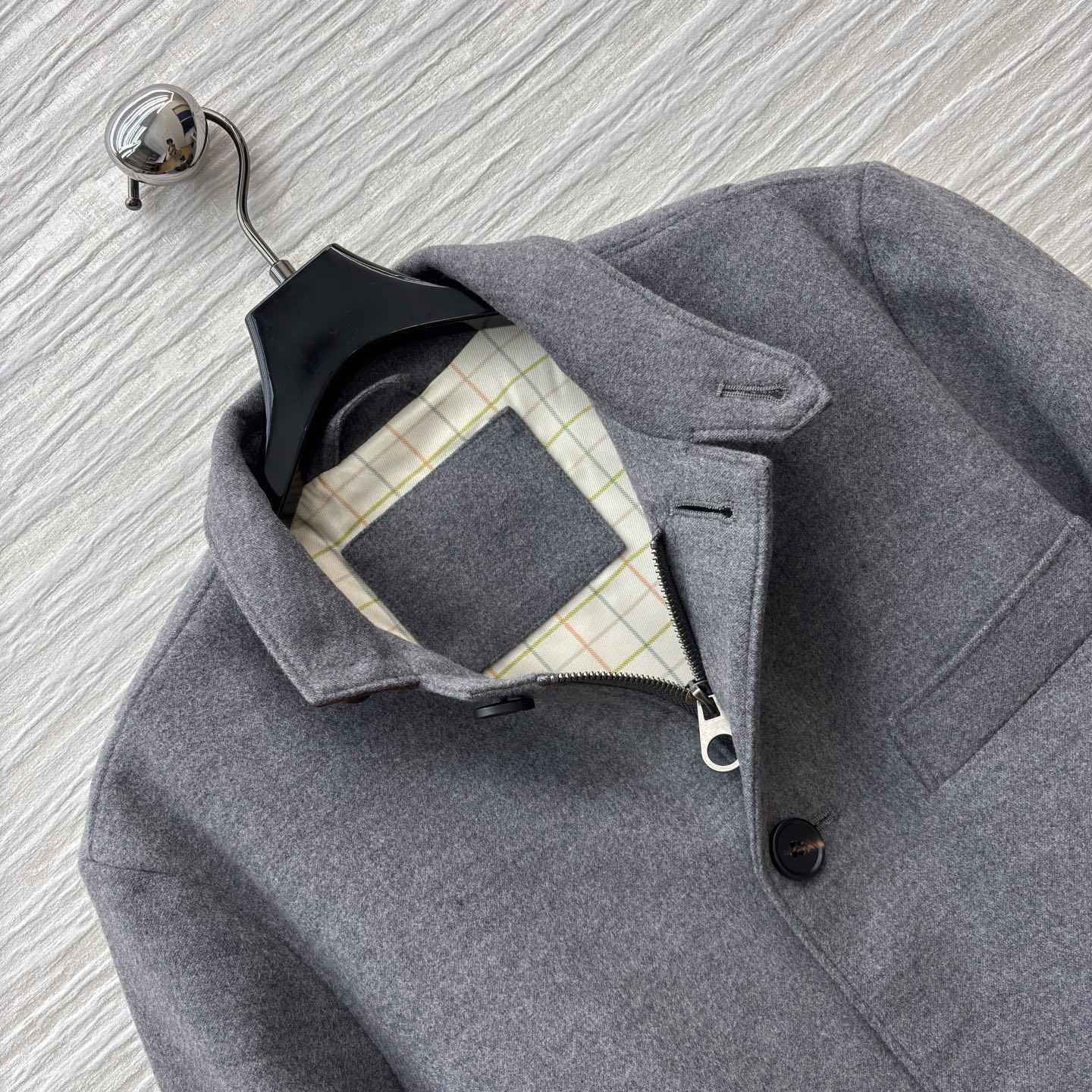 L早春 深灰色质感松弛老钱风羊毛混纺立领夹克 格纹内里麂皮立领 羊毛天丝混纺面料 柔软亲肤 触感如云，垂