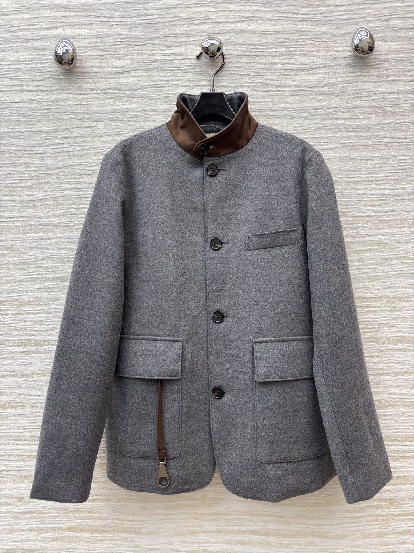 L早春 深灰色质感松弛老钱风羊毛混纺立领夹克 格纹内里麂皮立领 羊毛天丝混纺面料 柔软亲肤 触感如云，垂