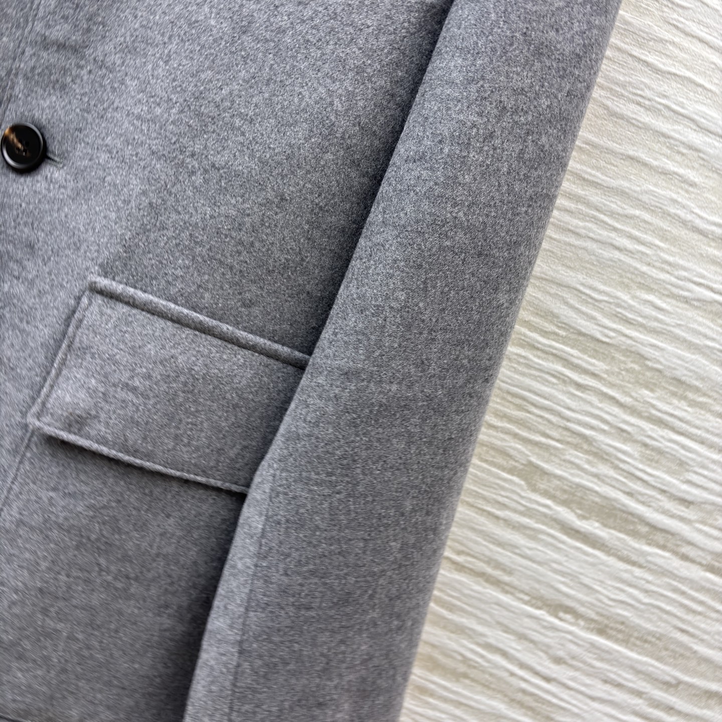 L早春 深灰色质感松弛老钱风羊毛混纺立领夹克 格纹内里麂皮立领 羊毛天丝混纺面料 柔软亲肤 触感如云，垂