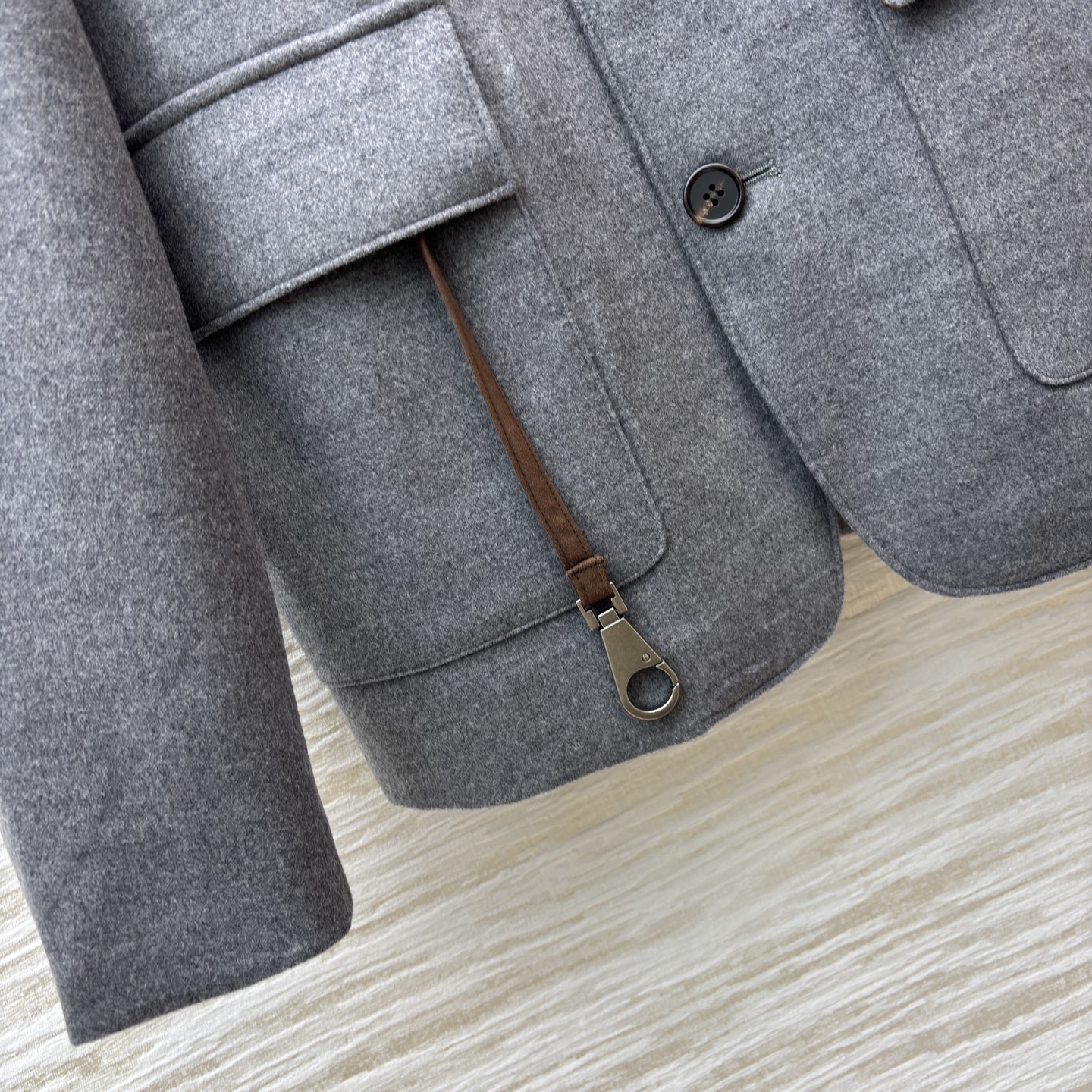 L早春 深灰色质感松弛老钱风羊毛混纺立领夹克 格纹内里麂皮立领 羊毛天丝混纺面料 柔软亲肤 触感如云，垂