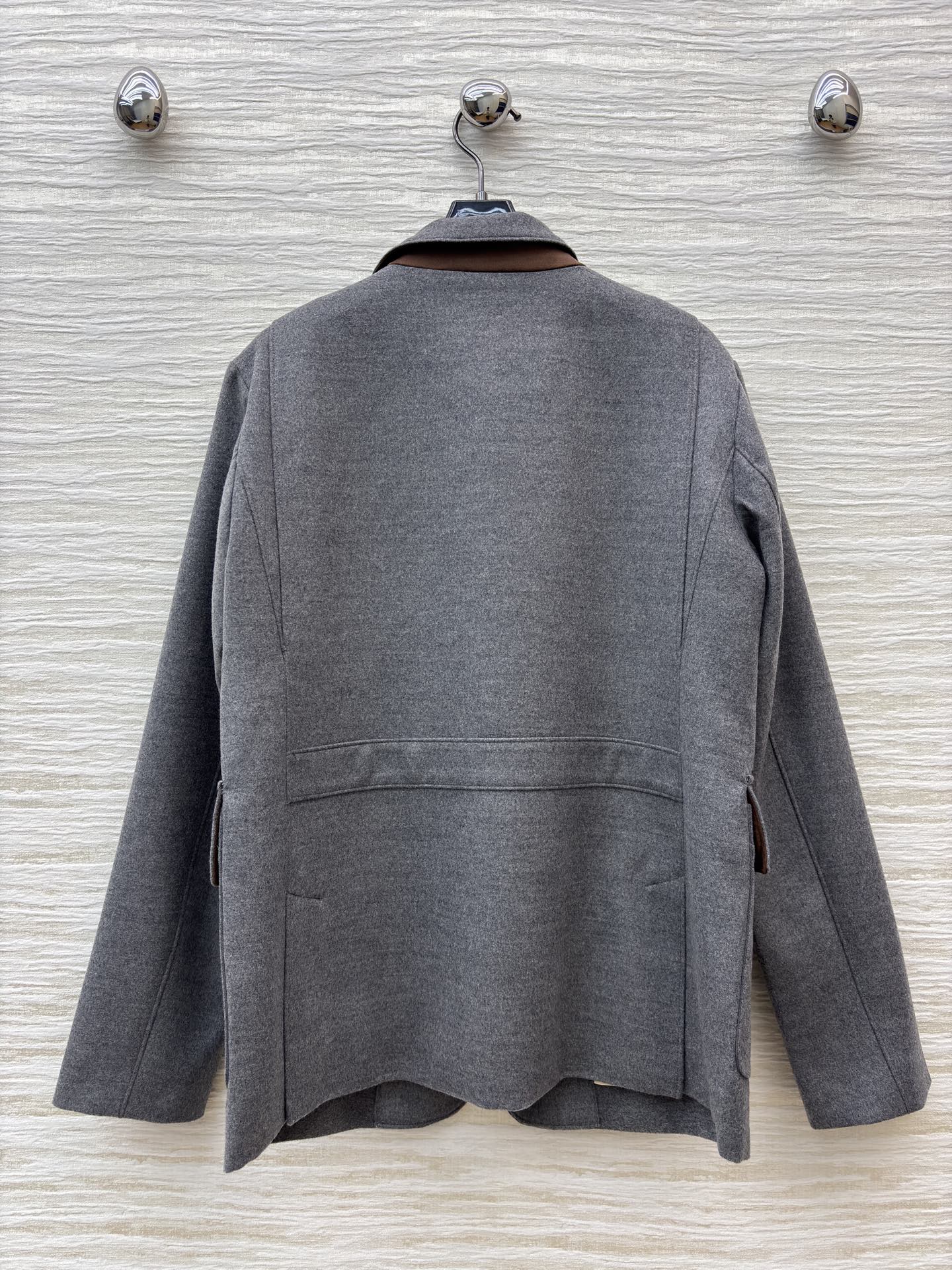 L早春 深灰色质感松弛老钱风羊毛混纺立领夹克 格纹内里麂皮立领 羊毛天丝混纺面料 柔软亲肤 触感如云，垂