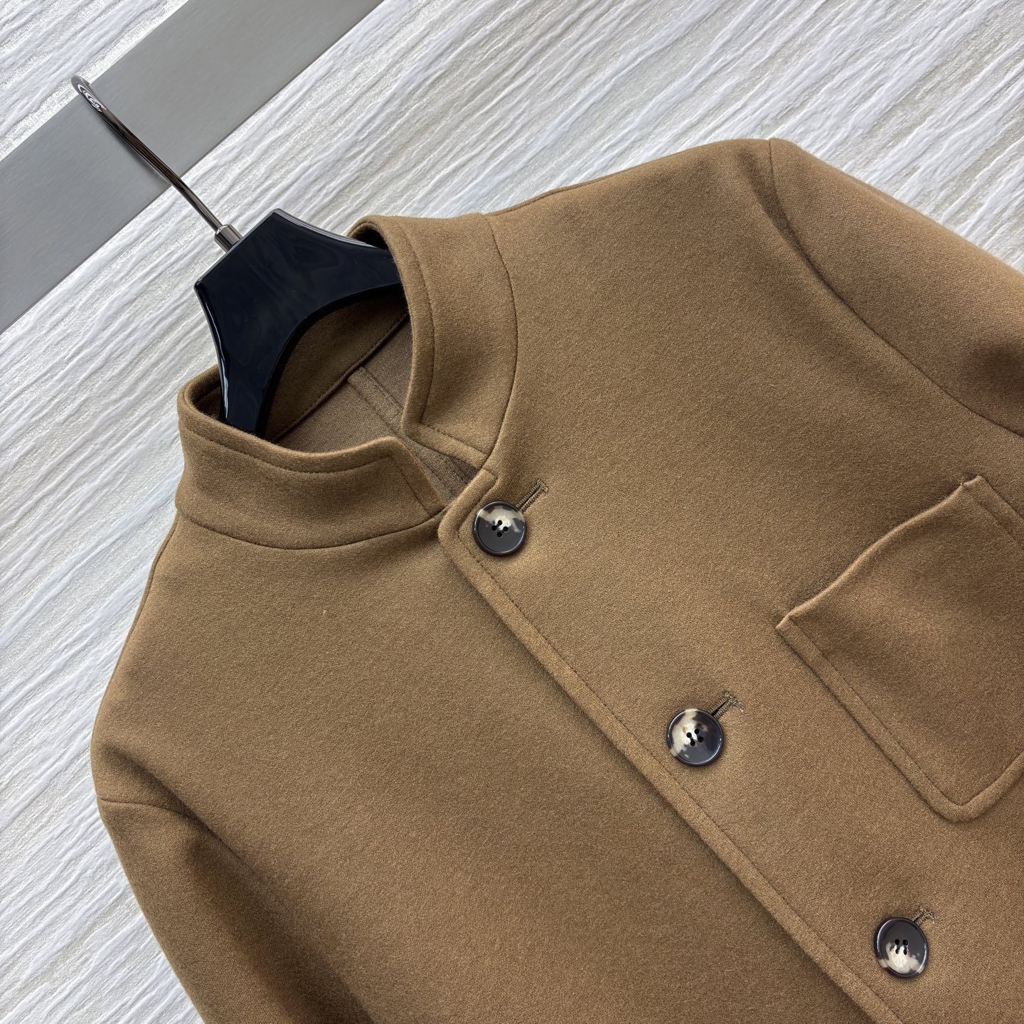 LP春季新品 两色立领羊毛西服 轻松切换通勤或商务场合 是春季衣橱里的经典百搭单品 采用高品质羊毛混纺 