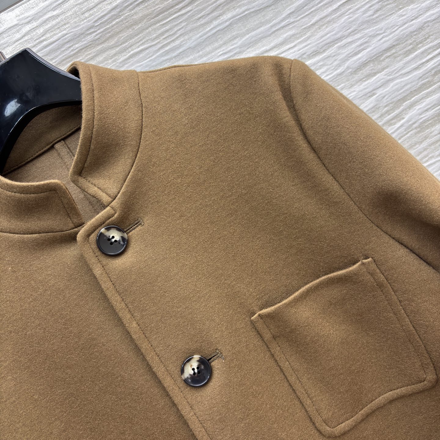 LP春季新品 两色立领羊毛西服 轻松切换通勤或商务场合 是春季衣橱里的经典百搭单品 采用高品质羊毛混纺 