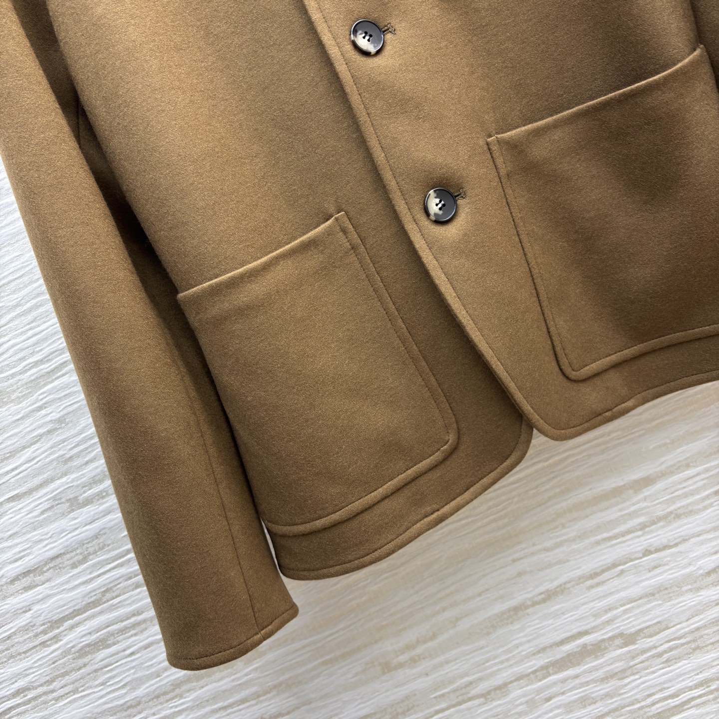 LP春季新品 两色立领羊毛西服 轻松切换通勤或商务场合 是春季衣橱里的经典百搭单品 采用高品质羊毛混纺 