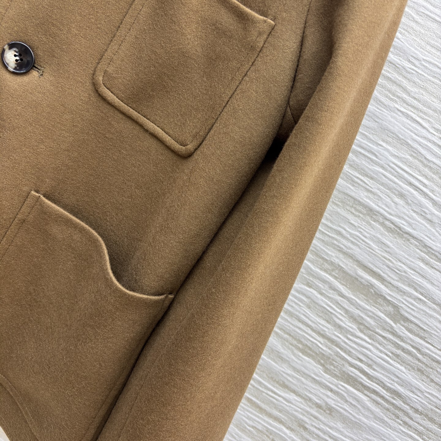 LP春季新品 两色立领羊毛西服 轻松切换通勤或商务场合 是春季衣橱里的经典百搭单品 采用高品质羊毛混纺 