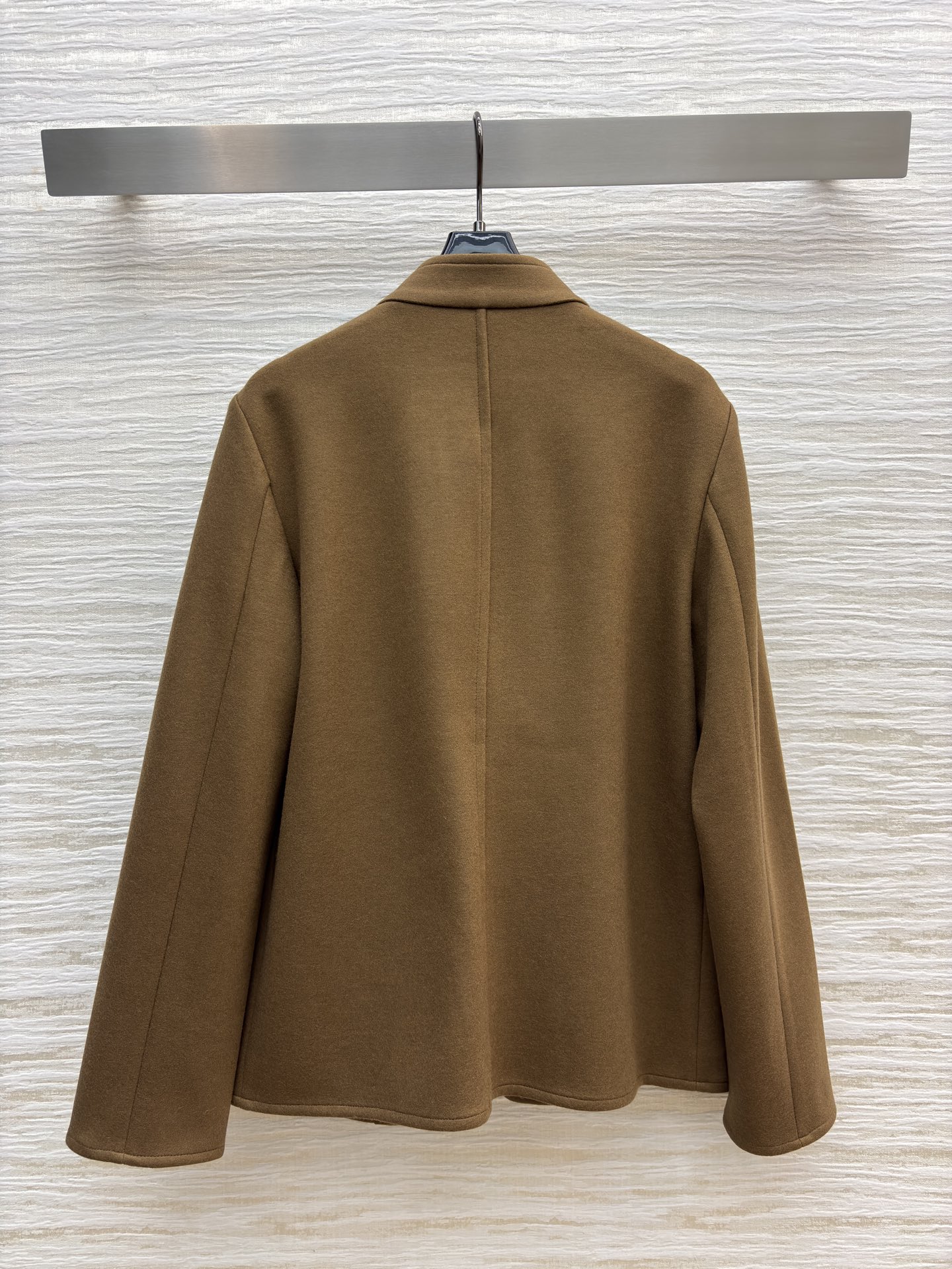 LP春季新品 两色立领羊毛西服 轻松切换通勤或商务场合 是春季衣橱里的经典百搭单品 采用高品质羊毛混纺 