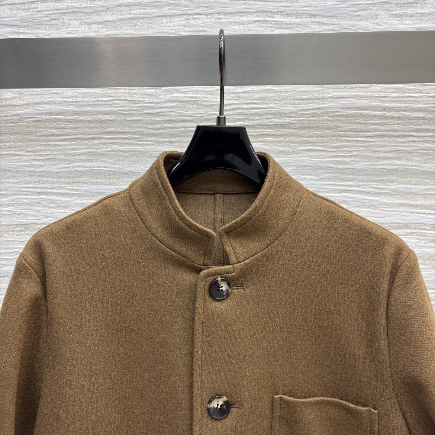 LP春季新品 两色立领羊毛西服 轻松切换通勤或商务场合 是春季衣橱里的经典百搭单品 采用高品质羊毛混纺 