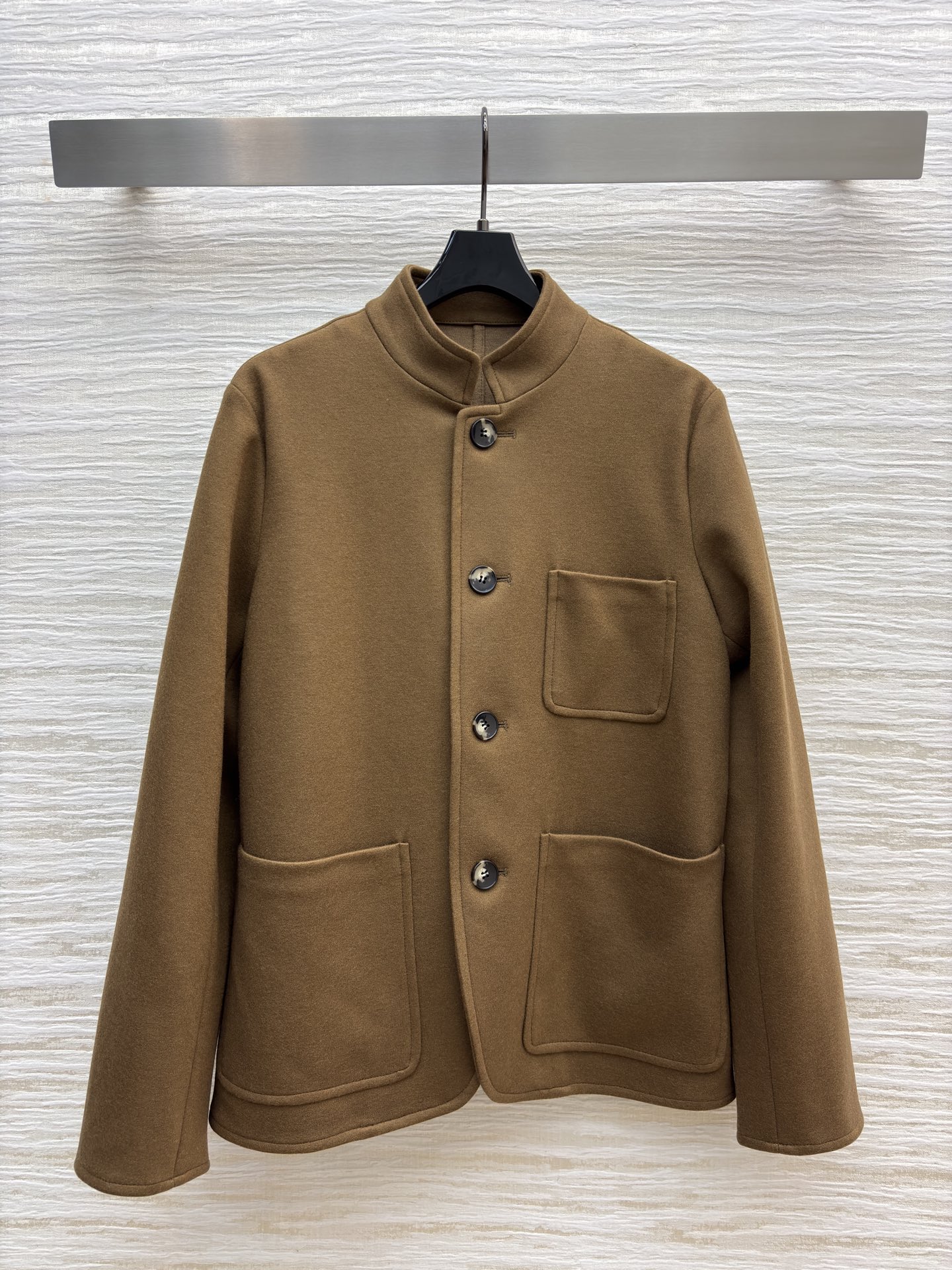 LP春季新品 两色立领羊毛西服 轻松切换通勤或商务场合 是春季衣橱里的经典百搭单品 采用高品质羊毛混纺 