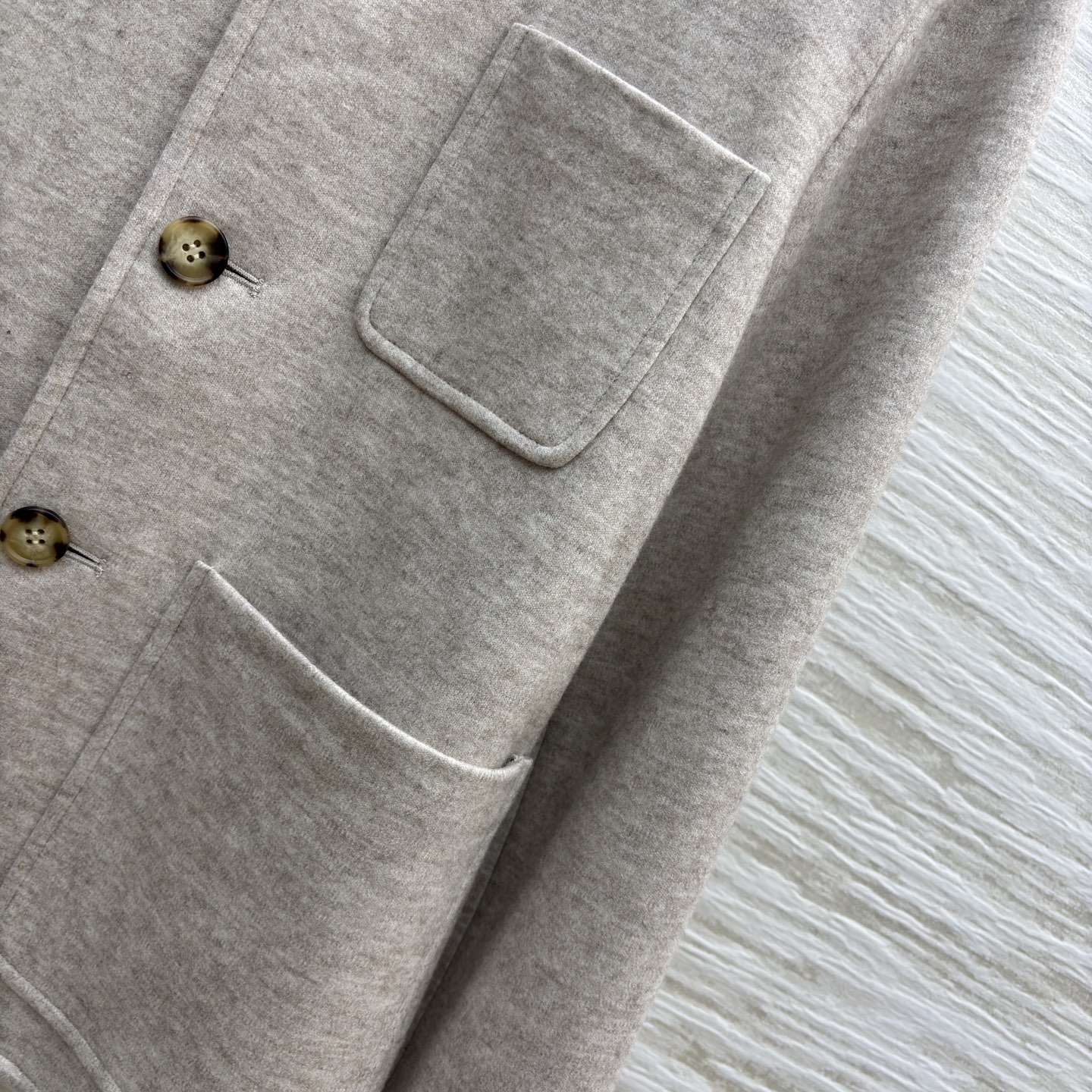 Loro piana26春季新品 两色立领羊毛西服 轻松切换通勤或商务场合 是春季衣橱里的经典百搭单品 