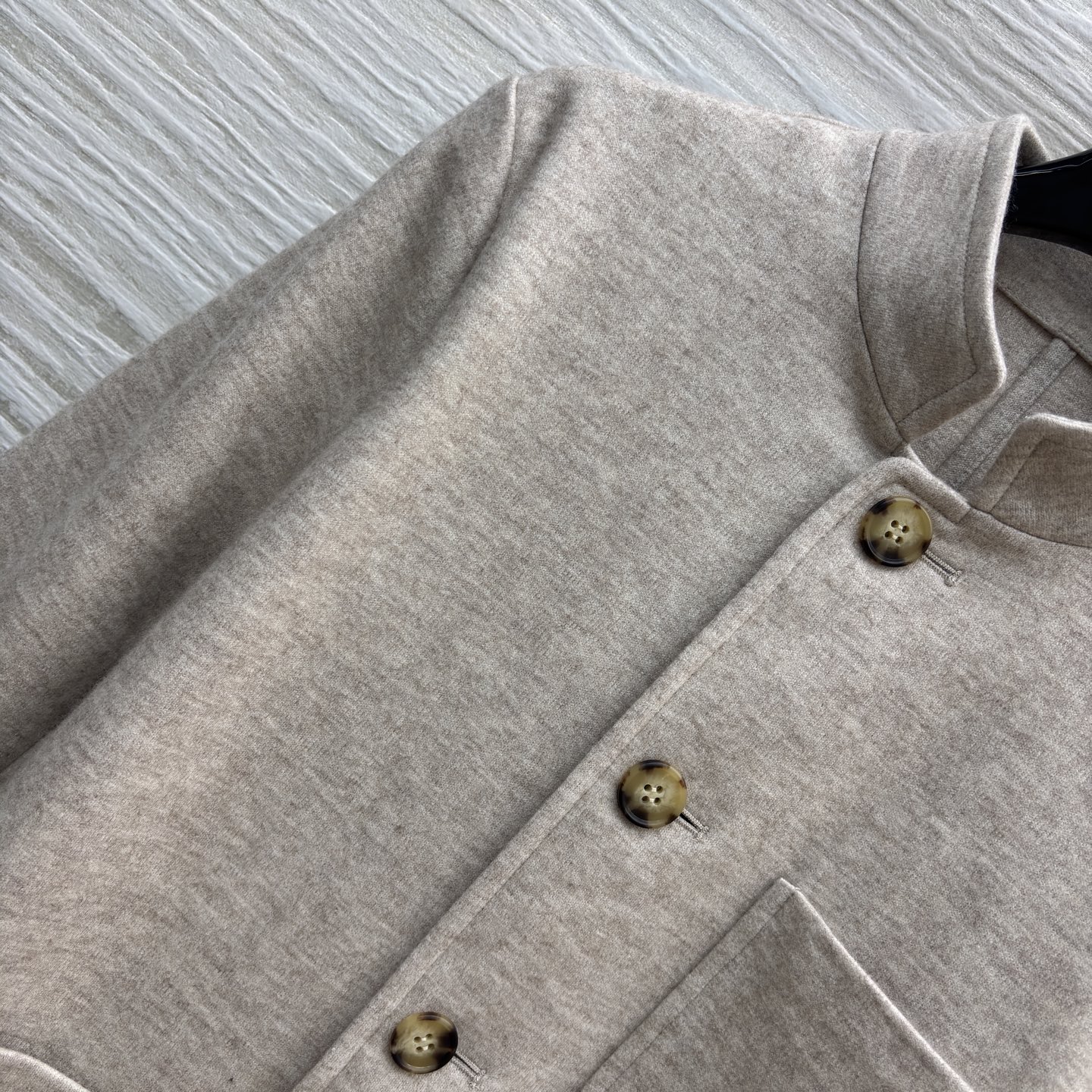 Loro piana26春季新品 两色立领羊毛西服 轻松切换通勤或商务场合 是春季衣橱里的经典百搭单品 