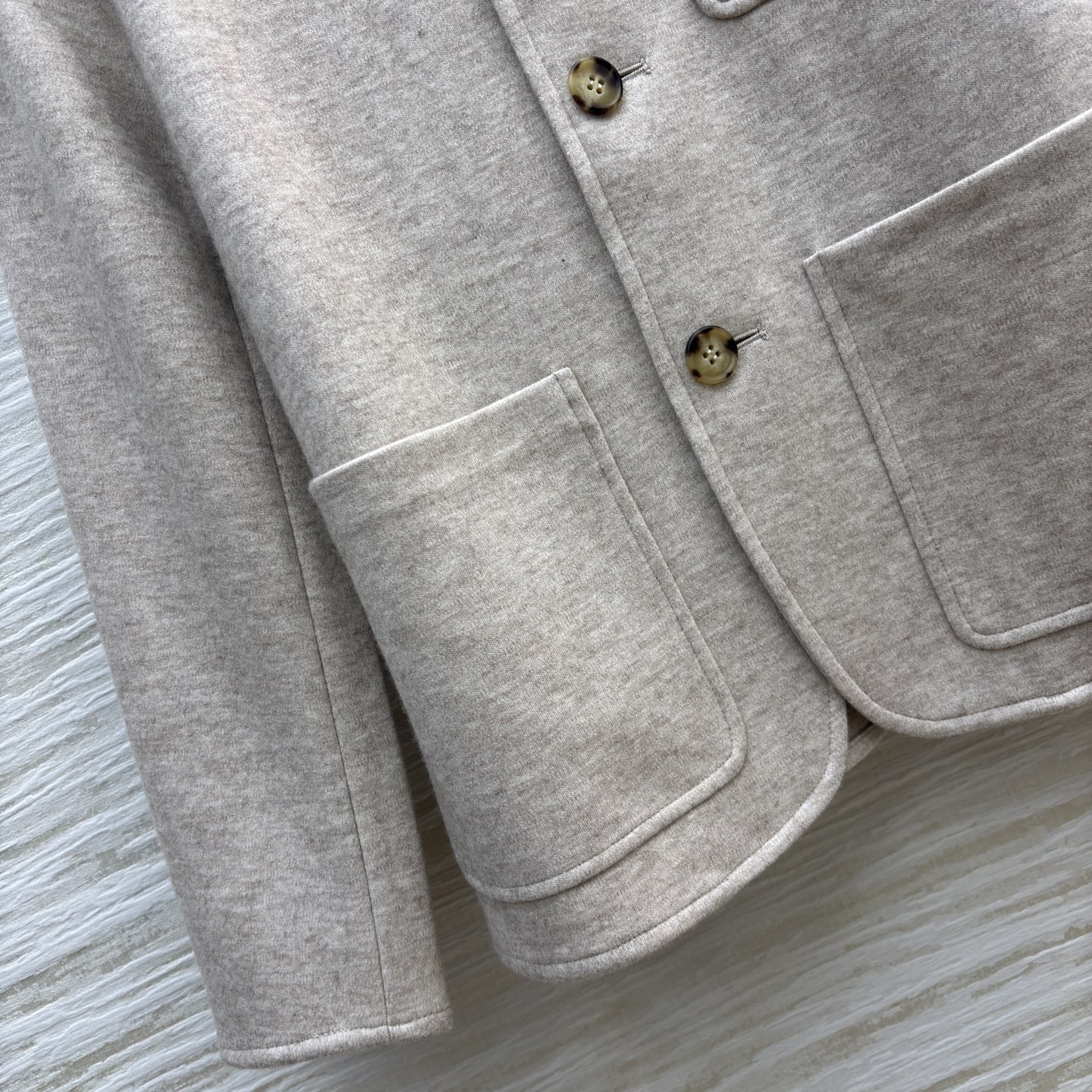 Loro piana26春季新品 两色立领羊毛西服 轻松切换通勤或商务场合 是春季衣橱里的经典百搭单品 