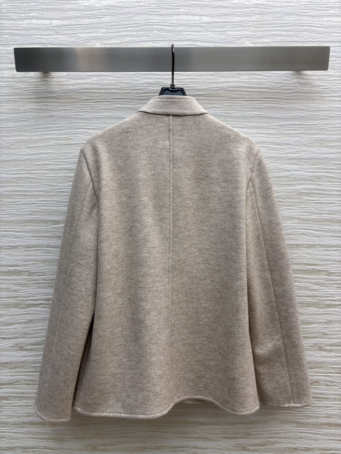 Loro piana26春季新品 两色立领羊毛西服 轻松切换通勤或商务场合 是春季衣橱里的经典百搭单品 