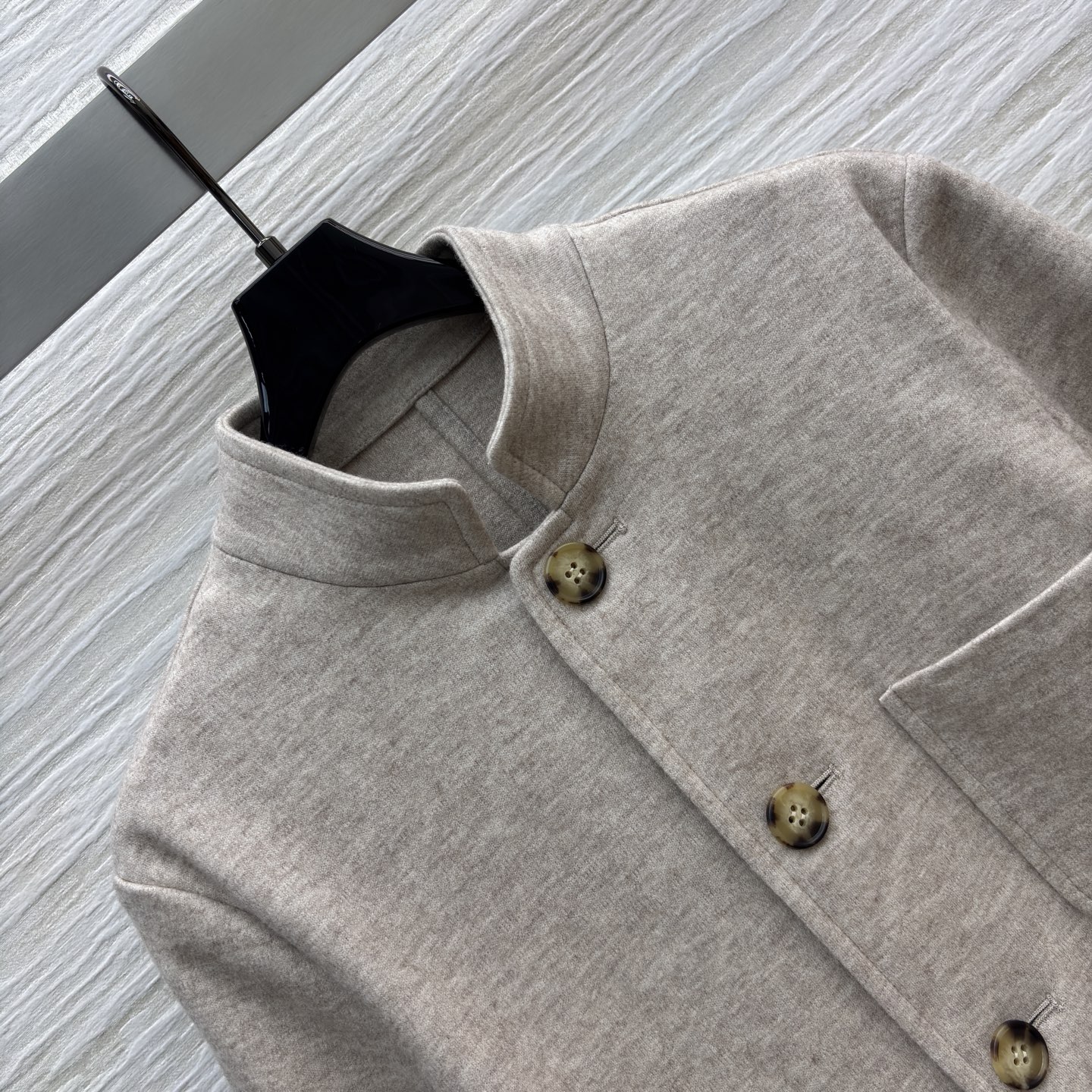 Loro piana26春季新品 两色立领羊毛西服 轻松切换通勤或商务场合 是春季衣橱里的经典百搭单品 