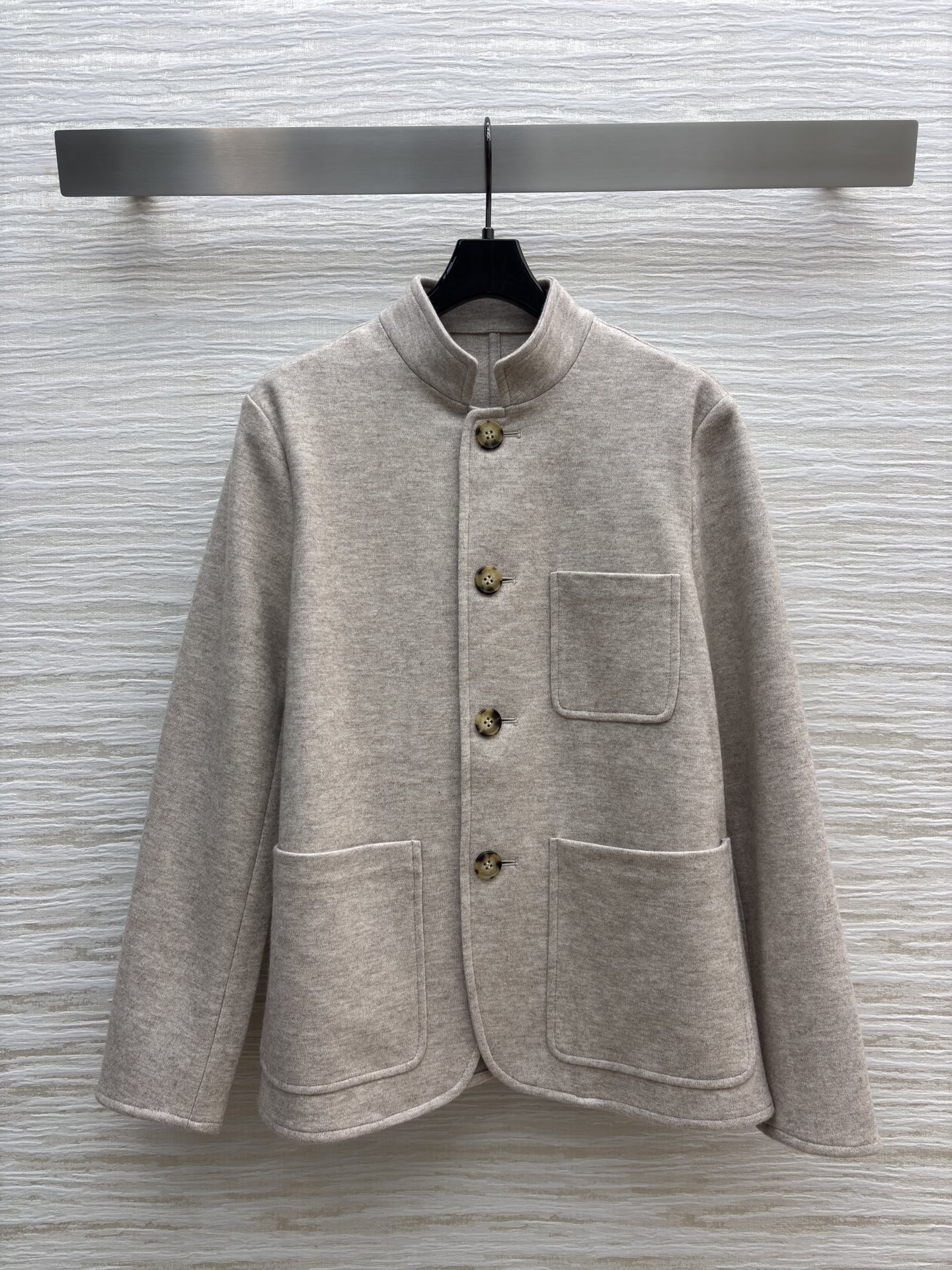 Loro piana26春季新品 两色立领羊毛西服 轻松切换通勤或商务场合 是春季衣橱里的经典百搭单品 
