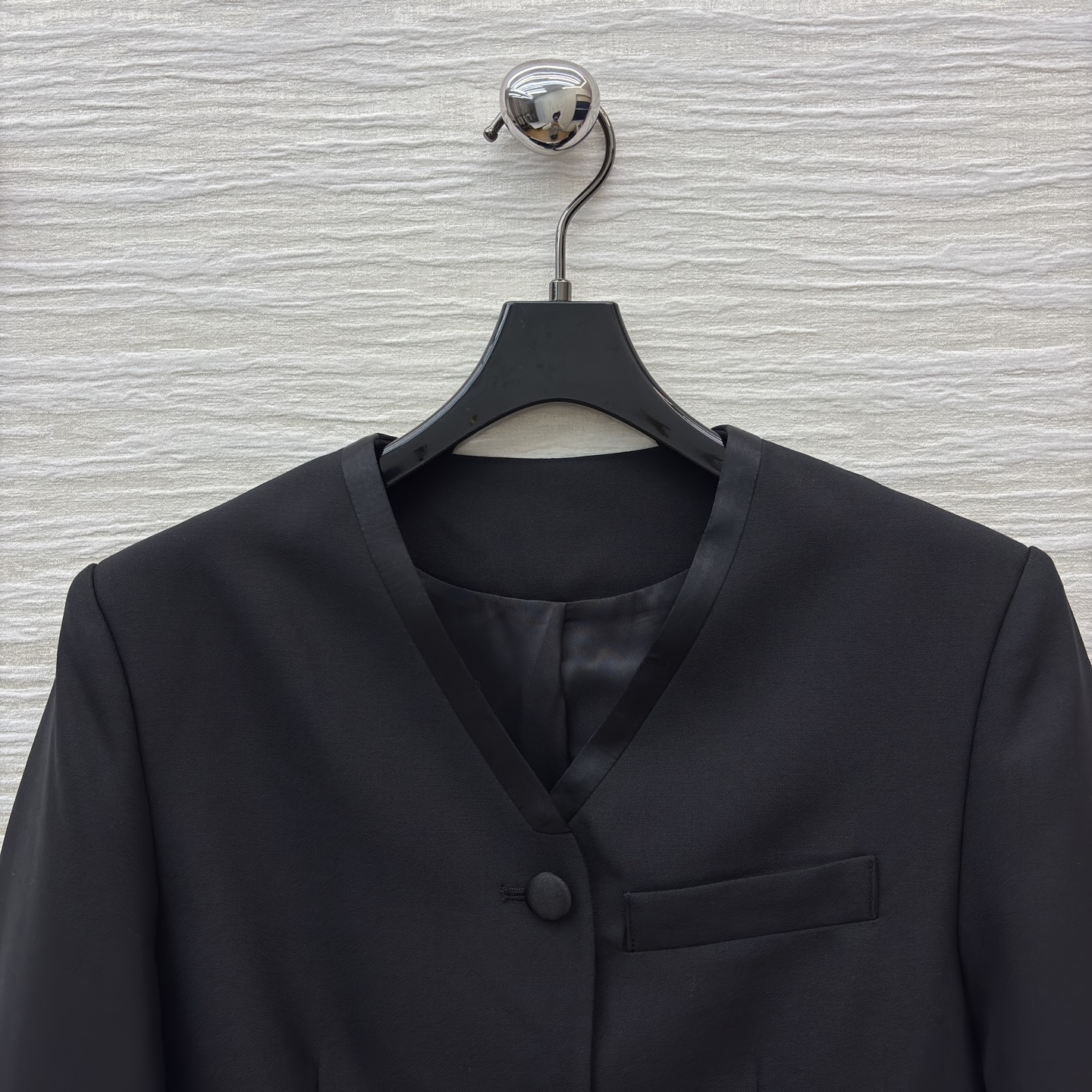 意奢LP 精纺羊毛混纺料V领西装 桑蚕丝领宽松黑色百搭西装设计 西服的领沿采用特殊的桑蚕丝料 固定兼有加