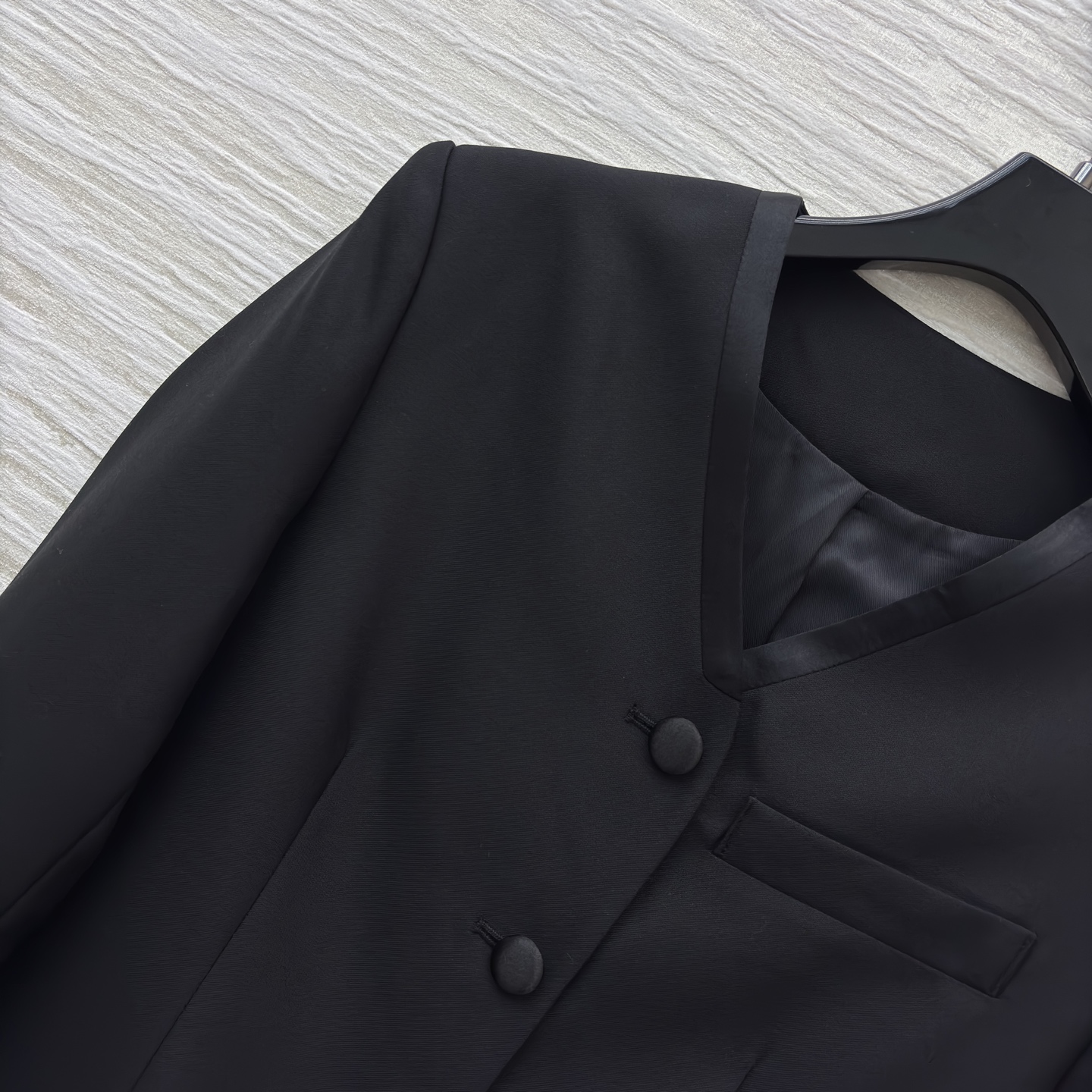 意奢LP 精纺羊毛混纺料V领西装 桑蚕丝领宽松黑色百搭西装设计 西服的领沿采用特殊的桑蚕丝料 固定兼有加