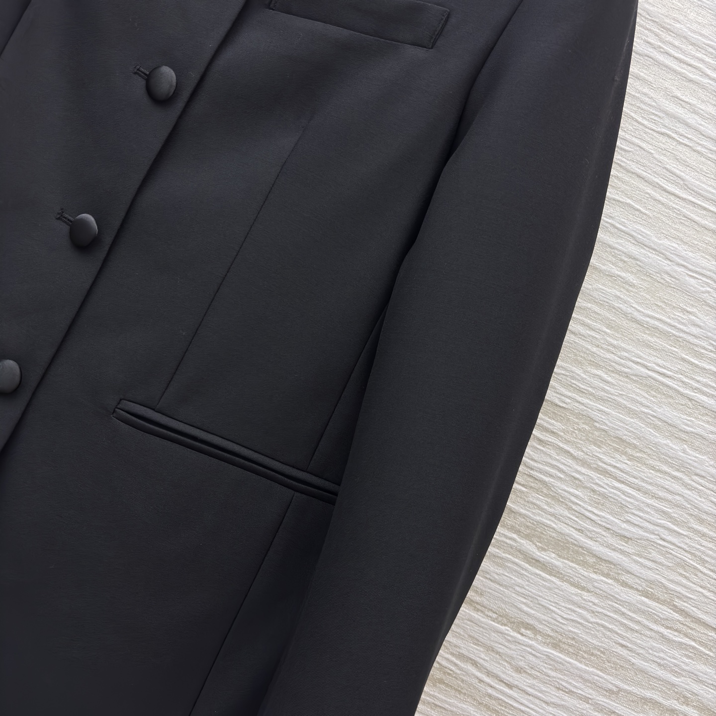 意奢LP 精纺羊毛混纺料V领西装 桑蚕丝领宽松黑色百搭西装设计 西服的领沿采用特殊的桑蚕丝料 固定兼有加