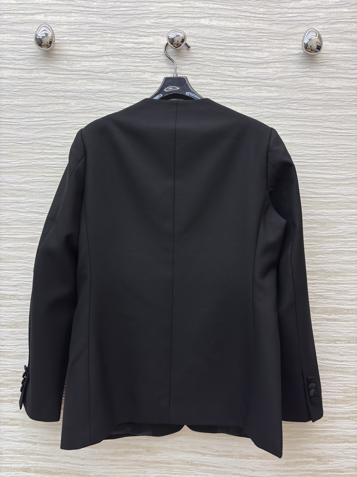 意奢LP 精纺羊毛混纺料V领西装 桑蚕丝领宽松黑色百搭西装设计 西服的领沿采用特殊的桑蚕丝料 固定兼有加