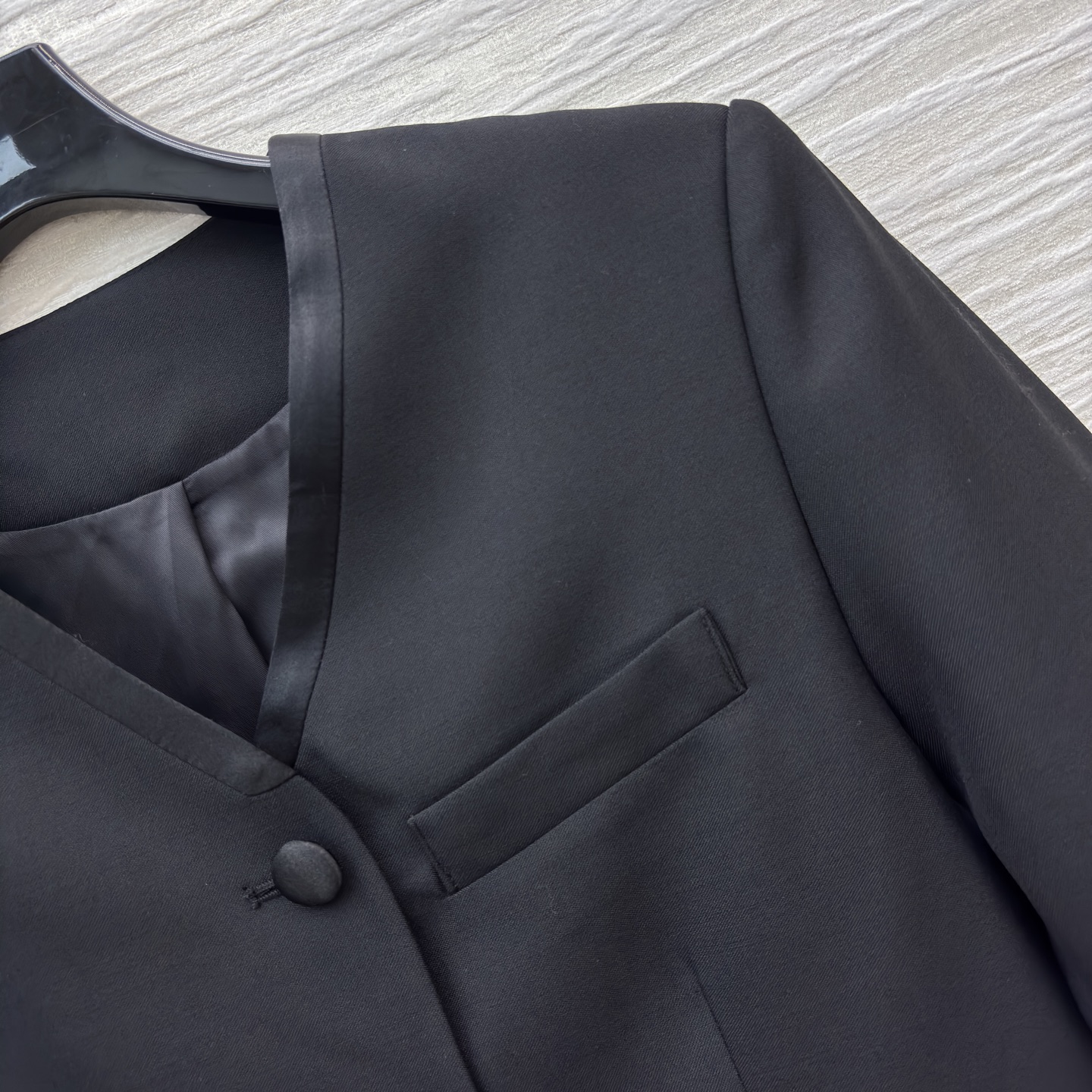 意奢LP 精纺羊毛混纺料V领西装 桑蚕丝领宽松黑色百搭西装设计 西服的领沿采用特殊的桑蚕丝料 固定兼有加