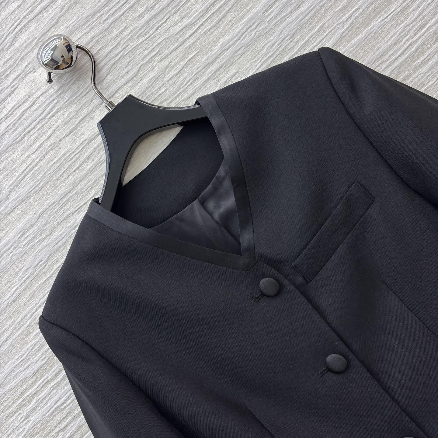 意奢LP 精纺羊毛混纺料V领西装 桑蚕丝领宽松黑色百搭西装设计 西服的领沿采用特殊的桑蚕丝料 固定兼有加