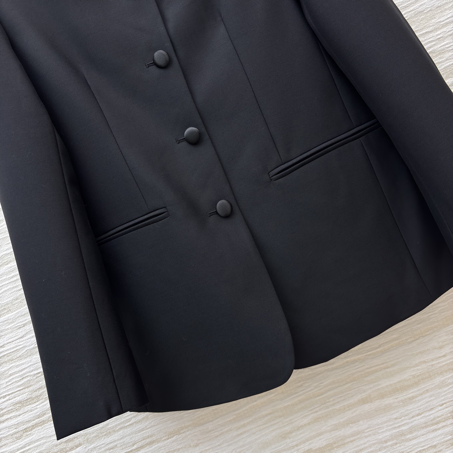 意奢LP 精纺羊毛混纺料V领西装 桑蚕丝领宽松黑色百搭西装设计 西服的领沿采用特殊的桑蚕丝料 固定兼有加