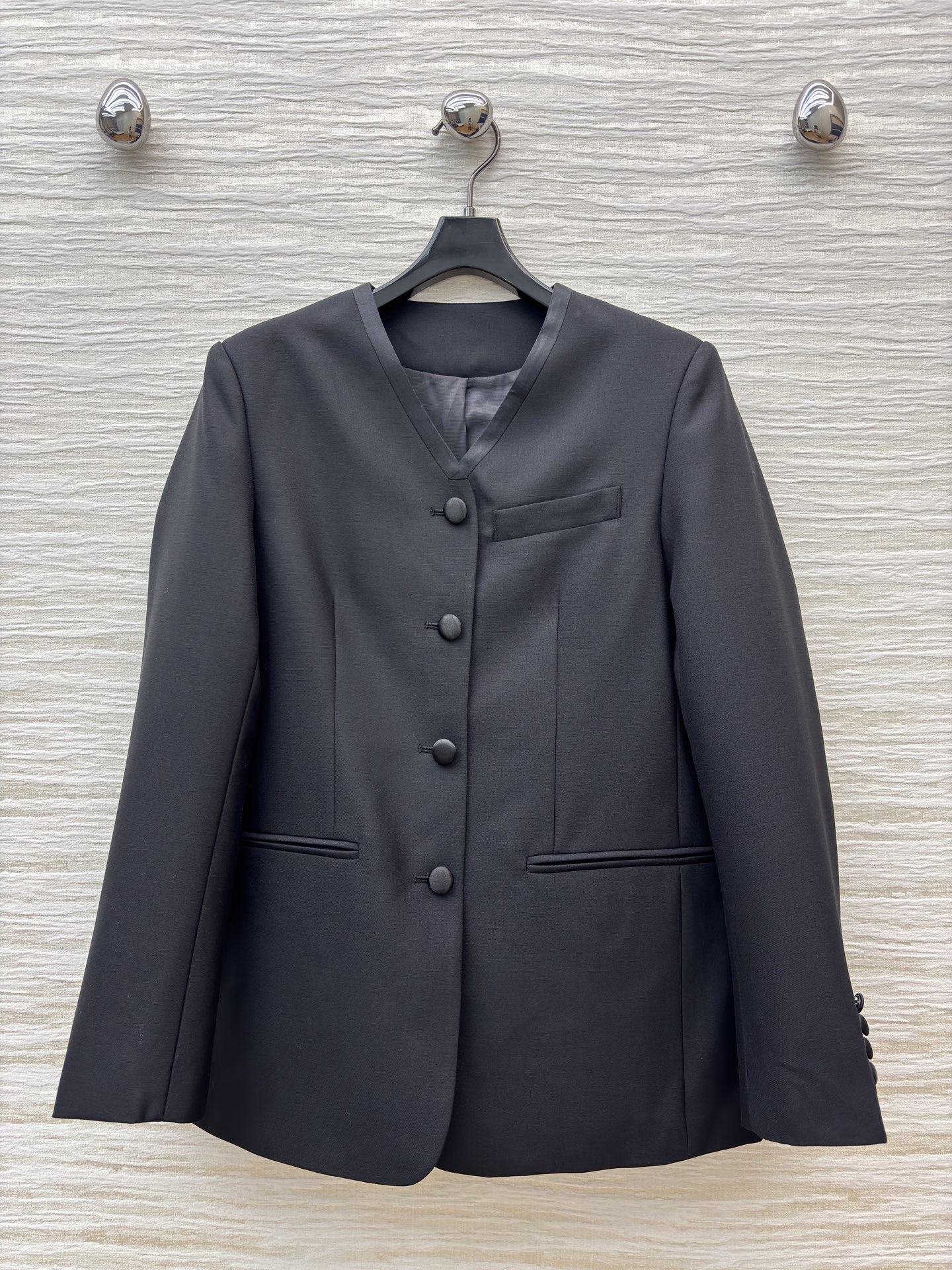 意奢LP 精纺羊毛混纺料V领西装 桑蚕丝领宽松黑色百搭西装设计 西服的领沿采用特殊的桑蚕丝料 固定兼有加