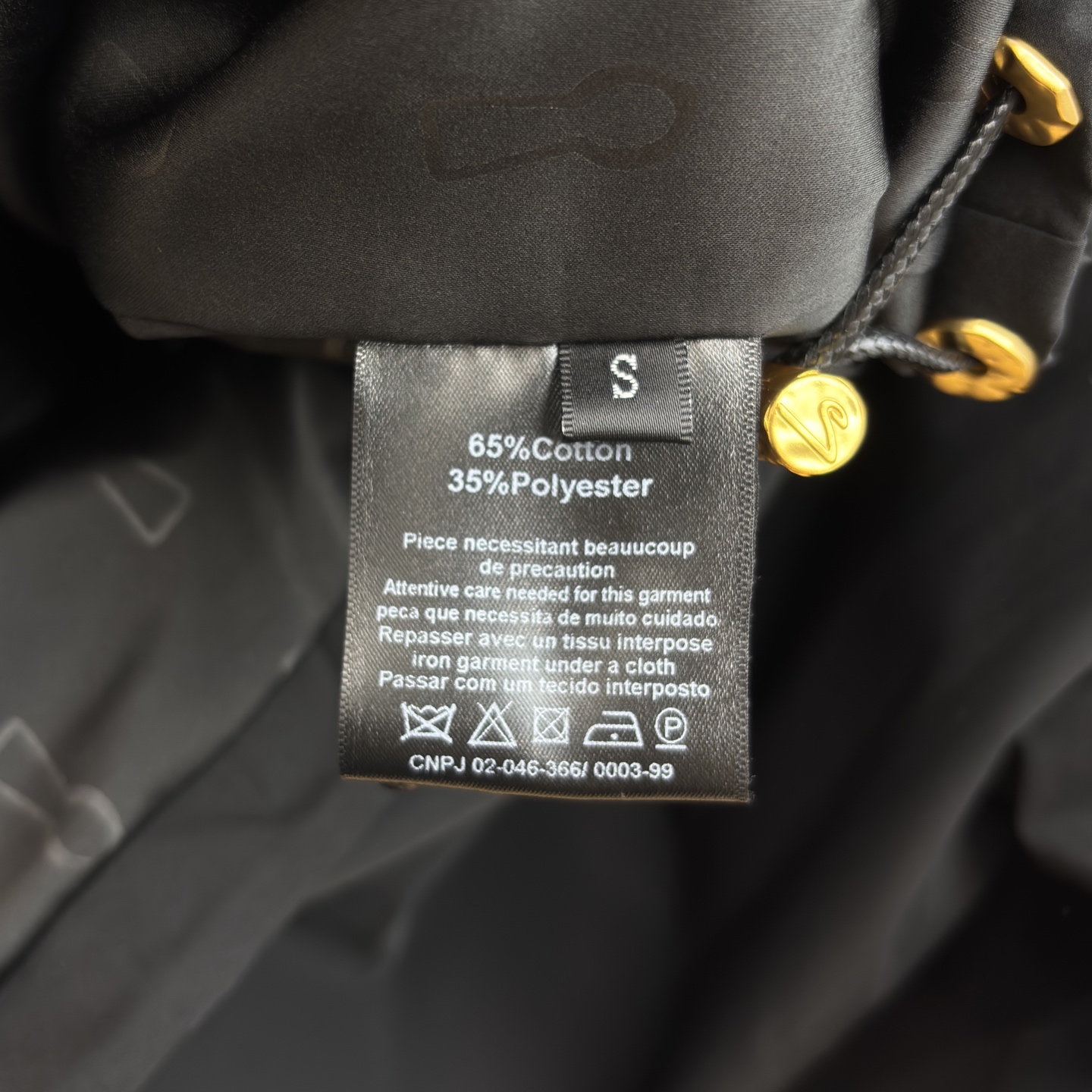 Sch 26早春 异形五金装饰卡其色连帽冲锋衣 太有设计感了 金色锁扣点缀超吸睛 半拉链连帽版型休闲又别